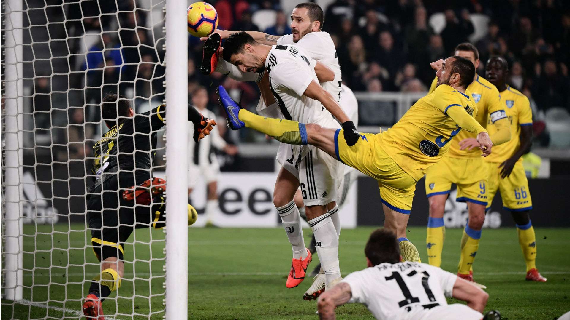 Bonucci Khedira Juventus Frosinone Serie A