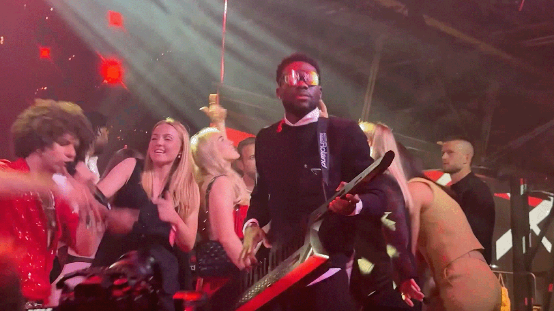 Was für ein Auftritt! Alphonso Davies gibt bei der Meisterparty Vollgas