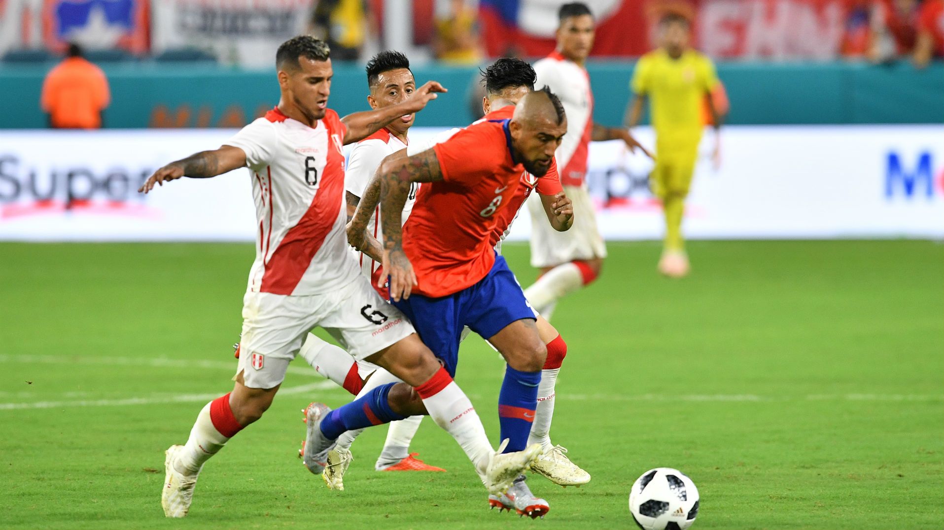121018 Chile Perú Arturo Vidal Christian Cueva