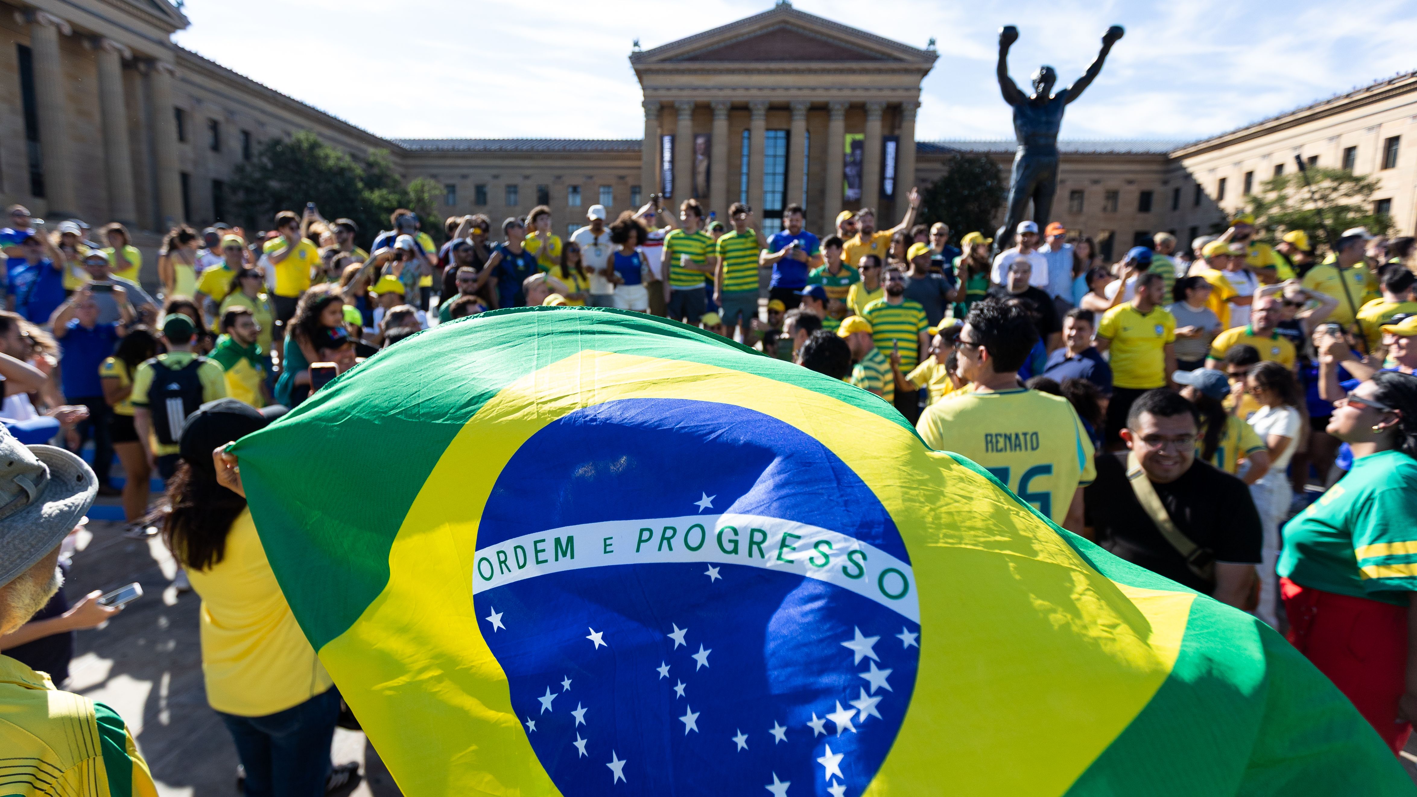 Brasileiros estatua rocky balboa