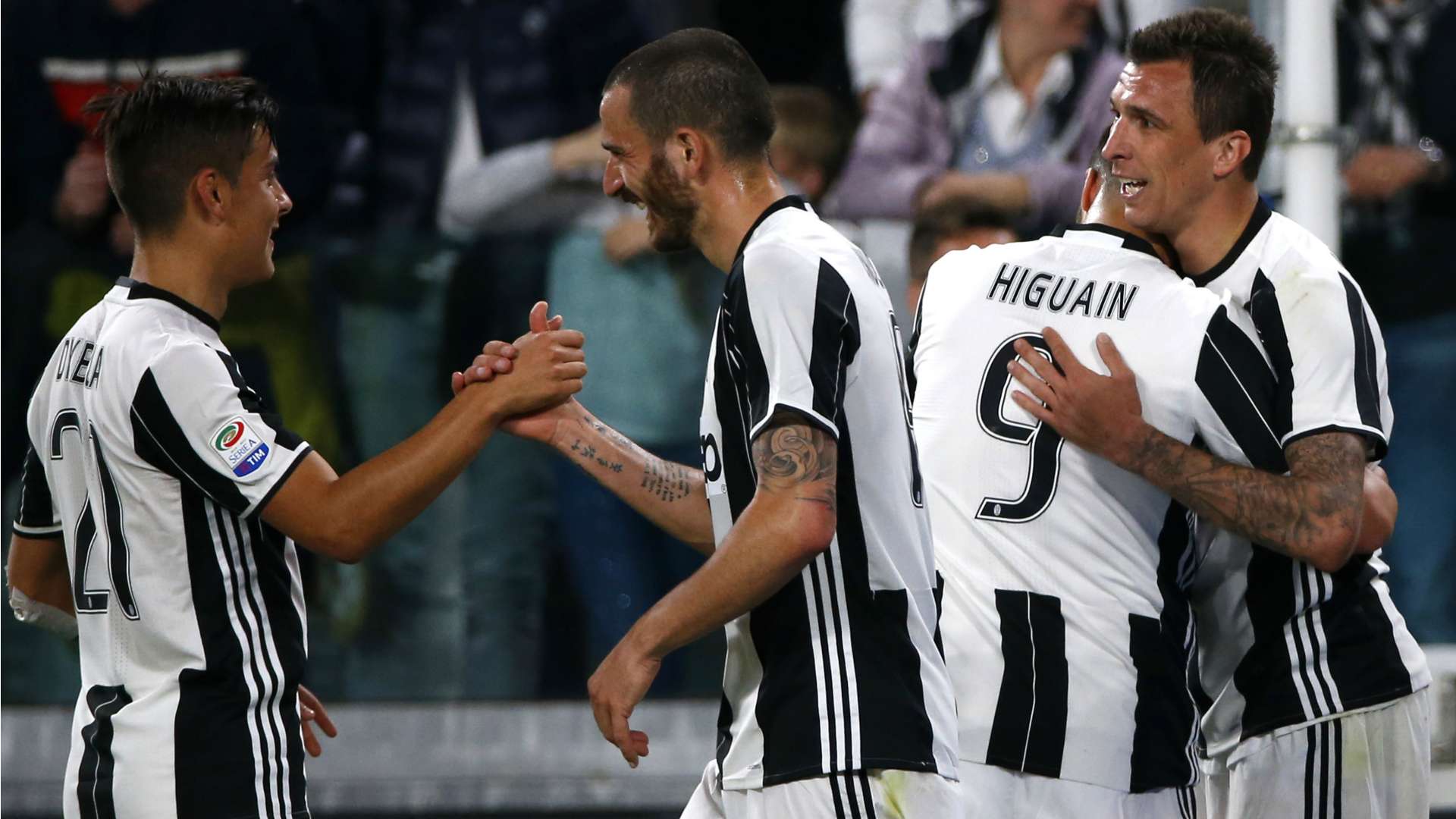 Juventus players celebrate Mario Mandzukic vs Genoa Serie A 23042017