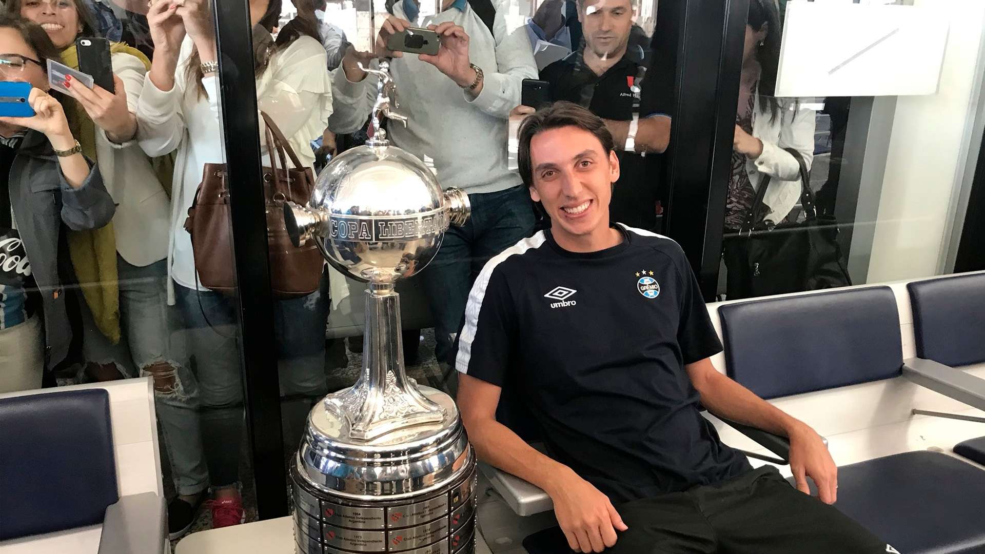 Geromel Grêmio Campeão Libertadores desembarque Porto Alegre 30 11 17