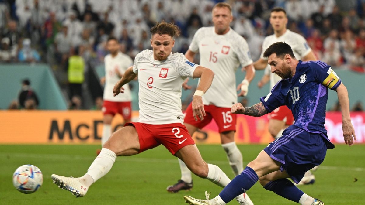 Matty Cash próbuje zatrzymać Lionela Messiego na mundialu 2022