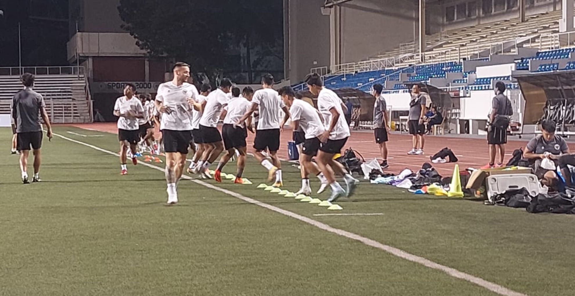 Latihan Timnas Indonesia di Stadion Rizal Memorial Filipina