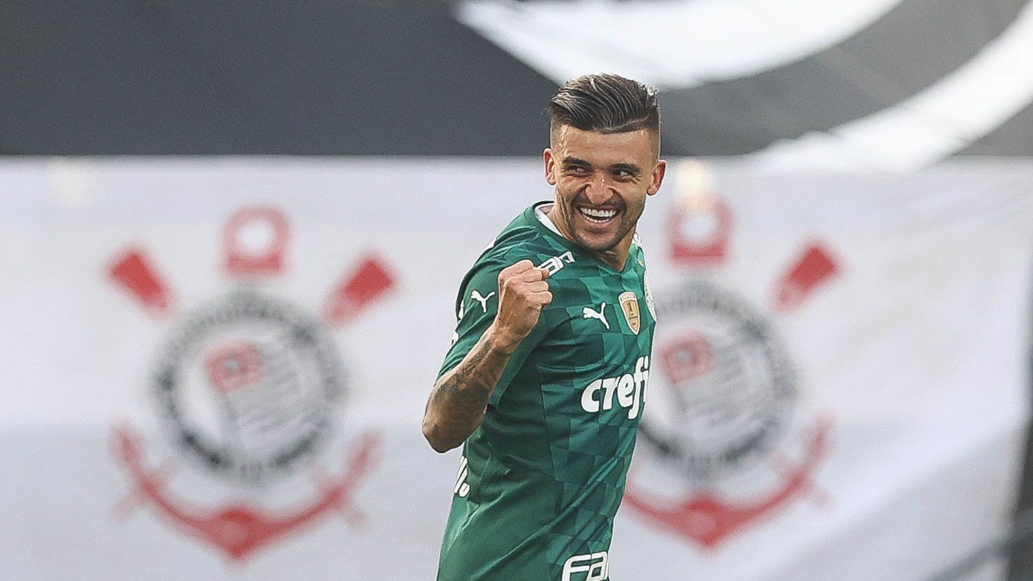 Victor Luis comemora gol do Palmeiras
