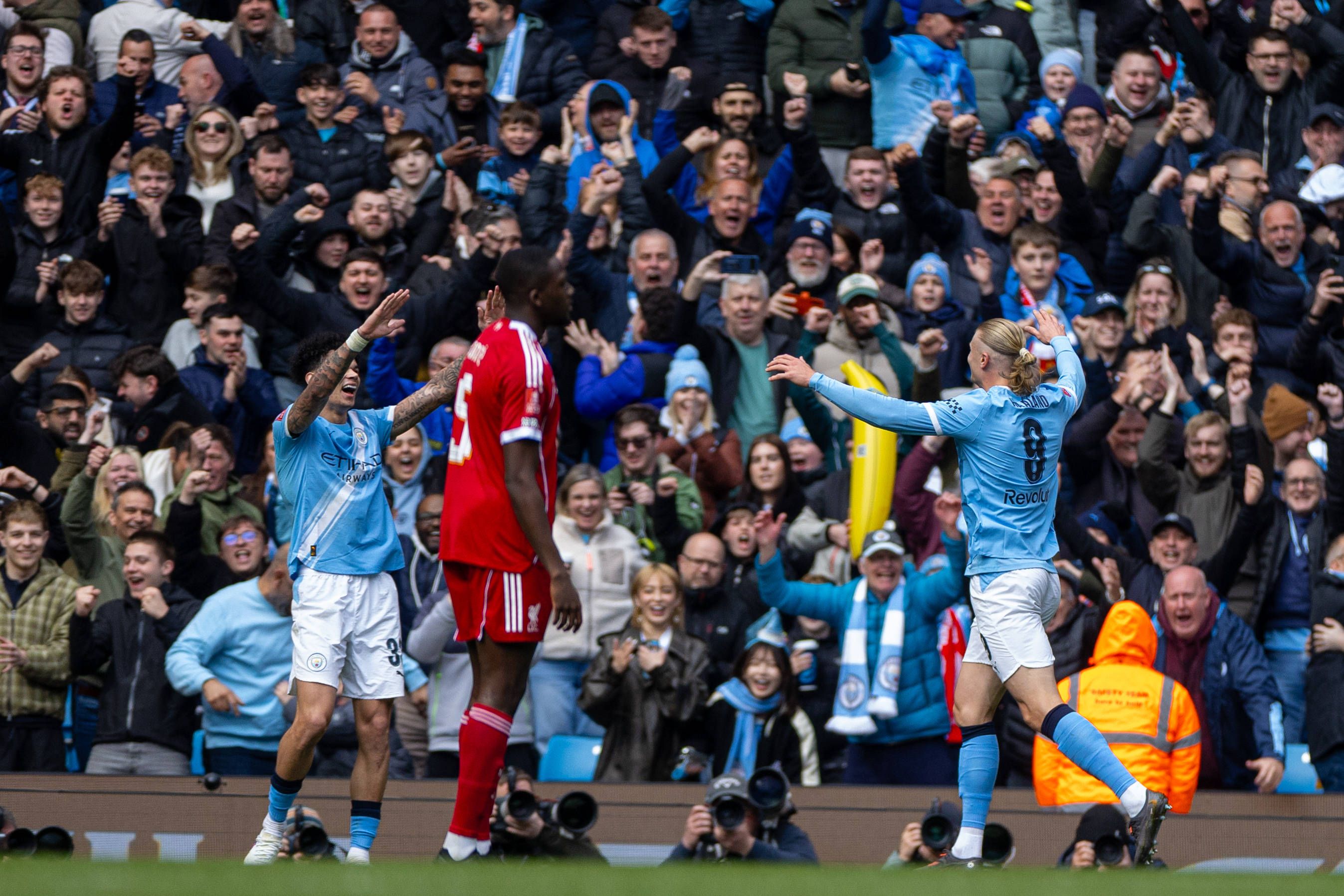 Football - FA Cup - Quarter-Final - Manchester City FC v Liverpool FC MANCHESTER, ENGLAND - Saturday, April 4, 2026: Manchester City s Erling Haaland celebrates after scoring the fourth goal and getting a hat-trick during the FA Cup Quarter Final match between Manchester City FC and Liverpool FC at the City of Manchester Stadium. (Photo by David Rawcliffe Propaganda) MANCHESTER City of Manchester Stadium GREATER MANCHESTER ENGLAND Copyright: xDavidxRawcliffex P2026-04-04-Man_City_Liverpool-135