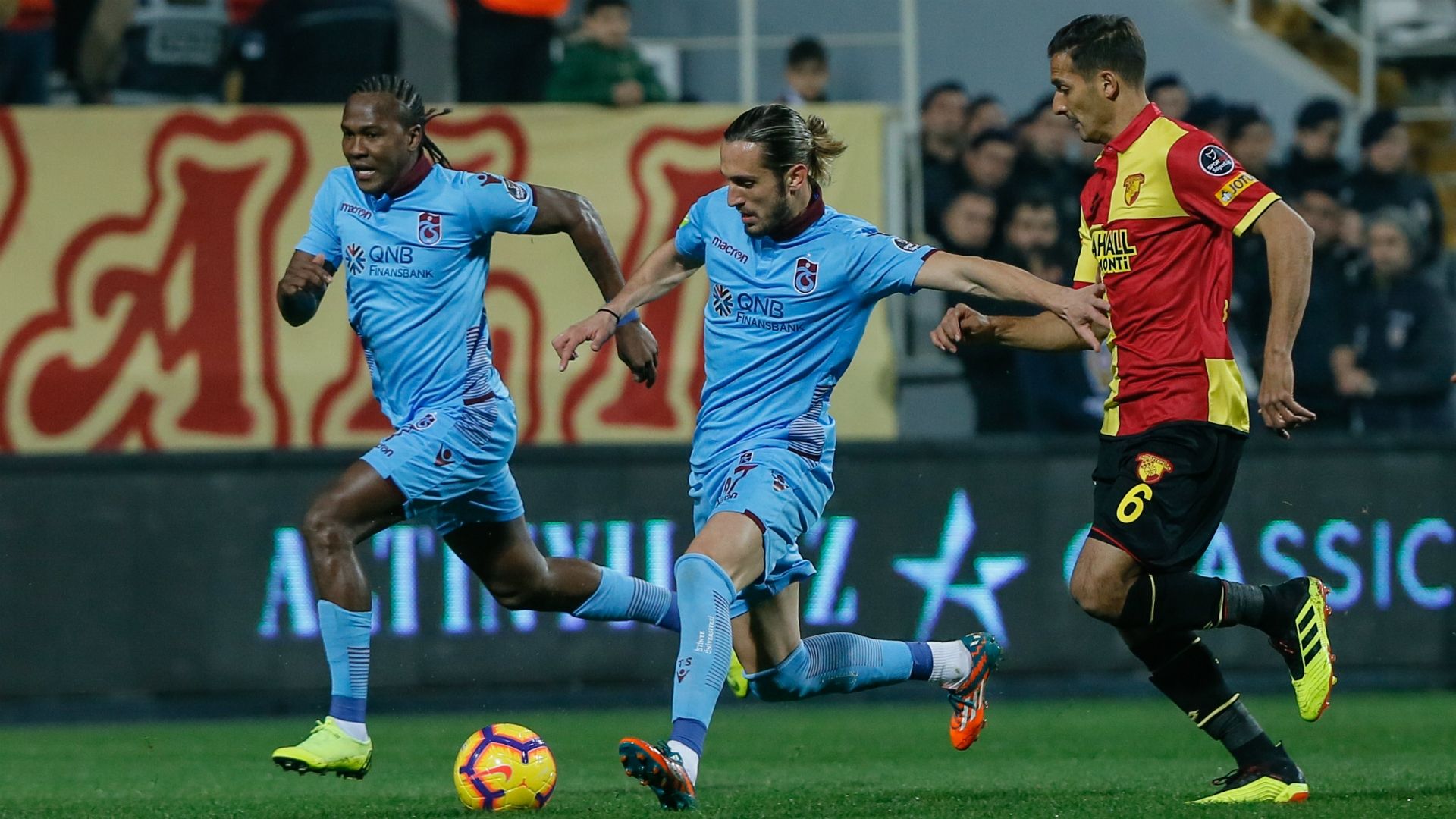 Goztepe Trabzonspor Hugo Rodallega Yusuf Yazici 220219