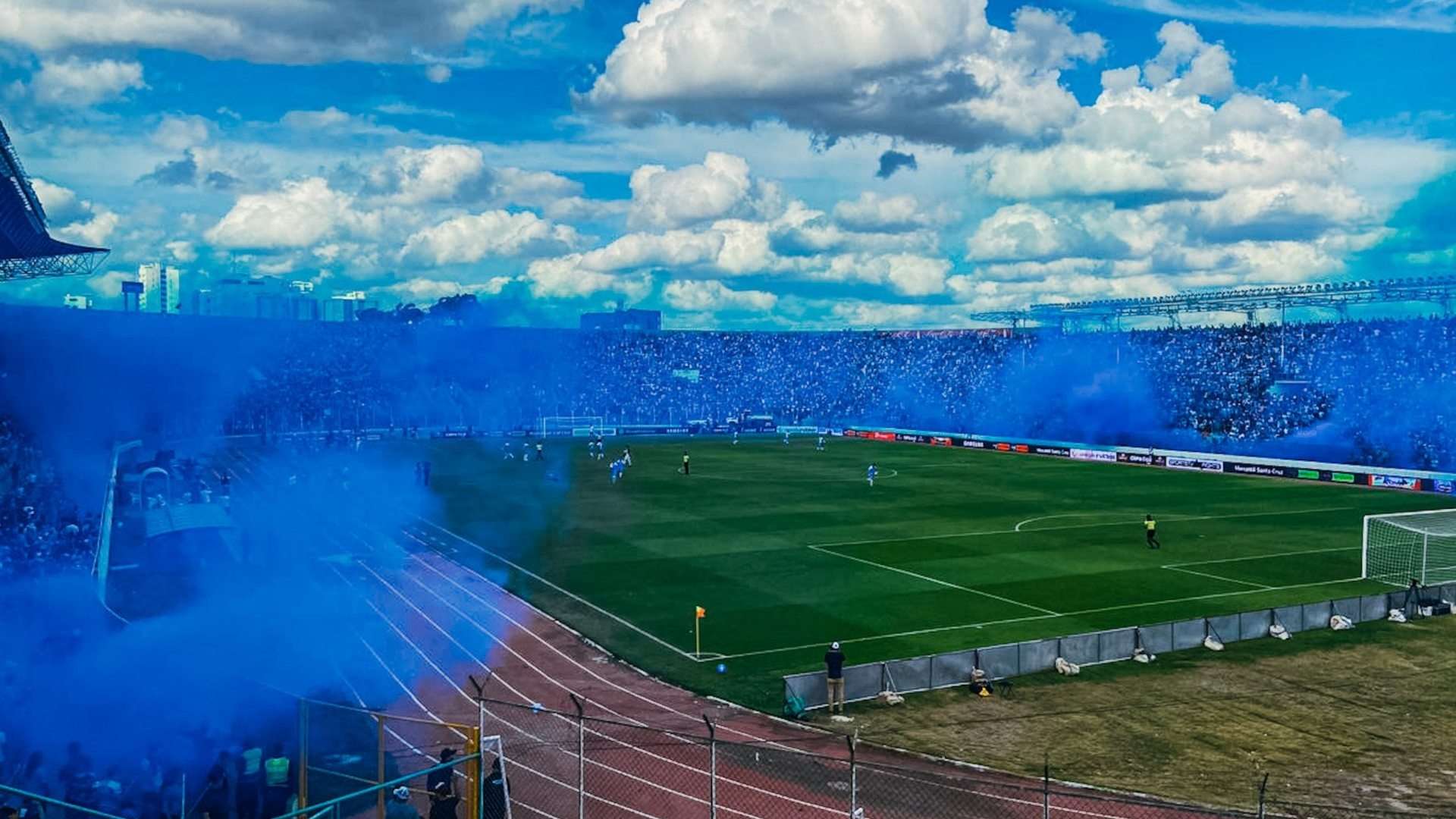 Torcida do Blooming no Estádio Ramón Tahuichi Aguilera em Santa Cruz de la Sierra, Bolívia