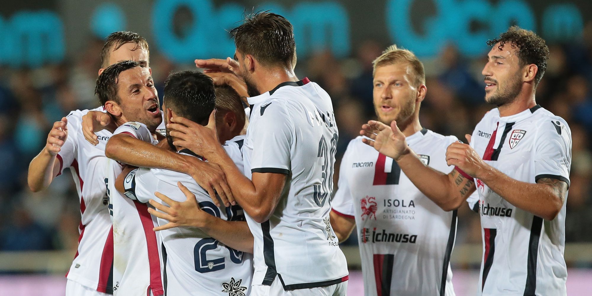 Cagliari players celebrating Atalanta Cagliari Serie A
