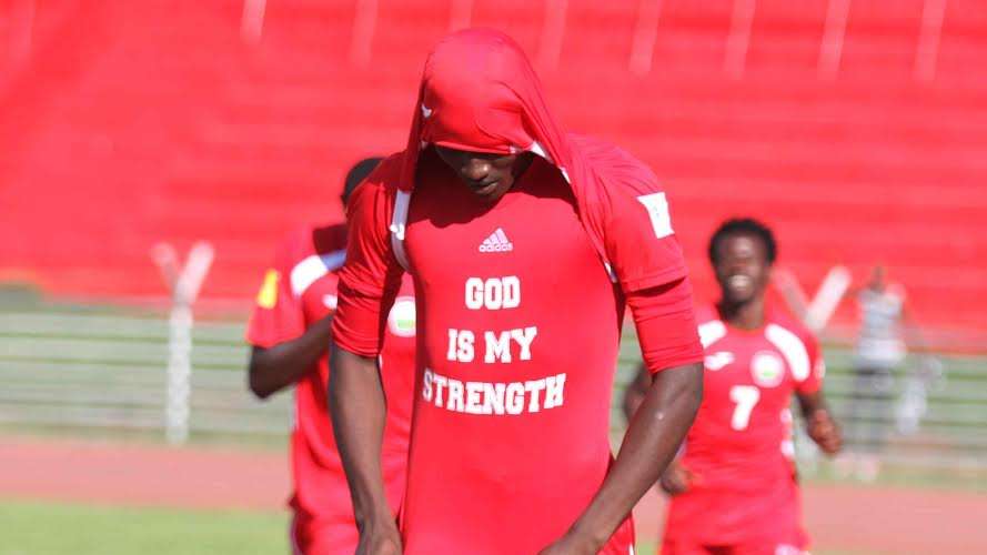 Gor Mahia striker Michael Olunga celebrated by showing off a t-shirt with words 'GOD IS MY STRENGTH'