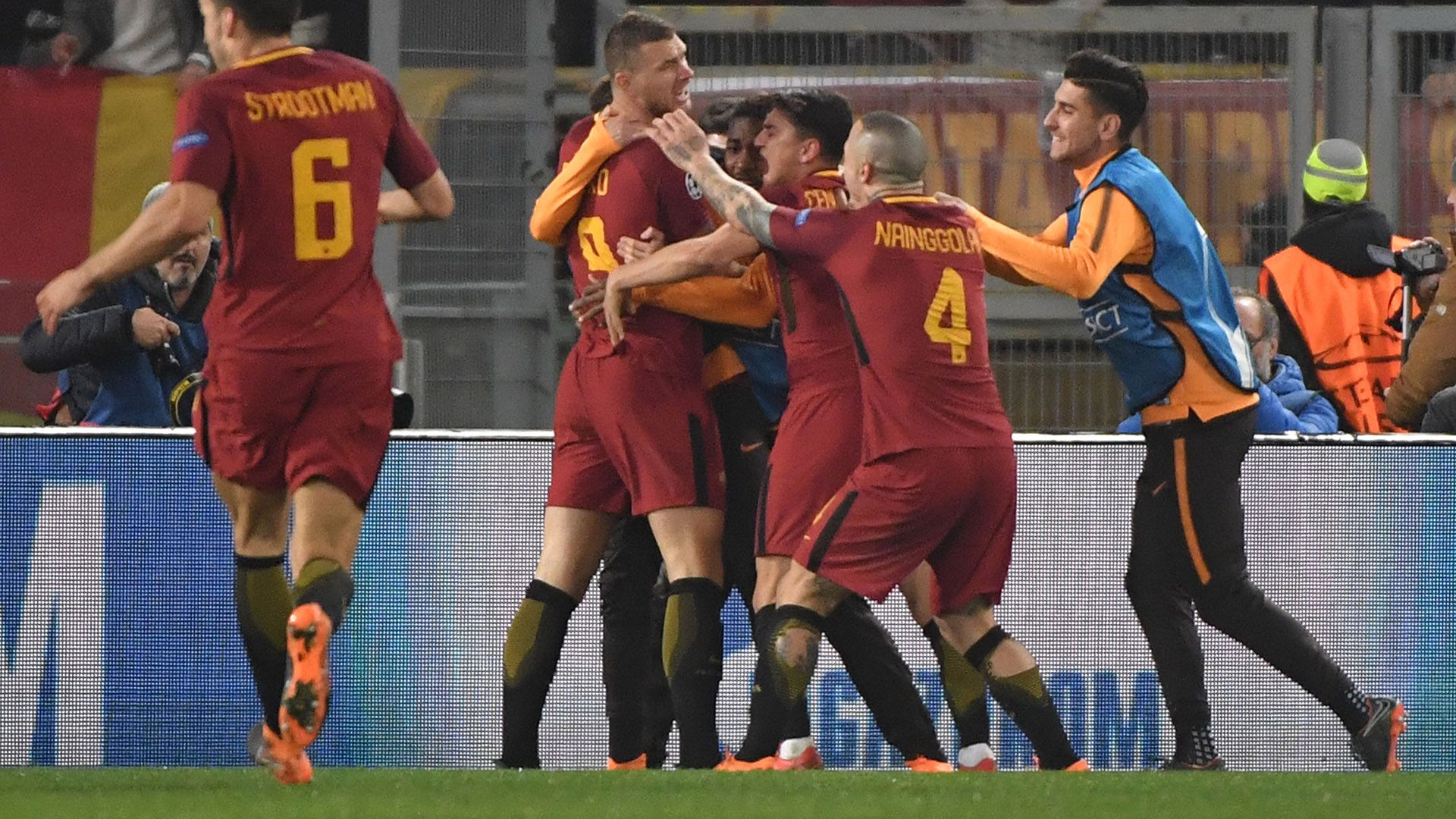 Roma celebrating vs Shakhtar Champions League