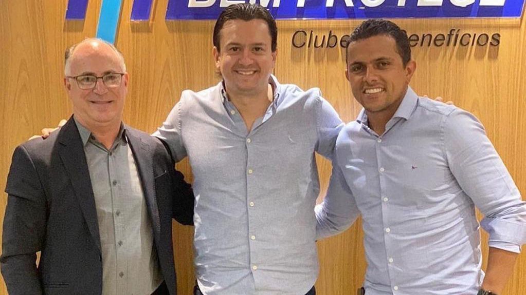 Sérgio Santos Rodrigues (centro), presidente do Cruzeiro, e Gleidson Tadeu Soares (dir), proprietário da GTS