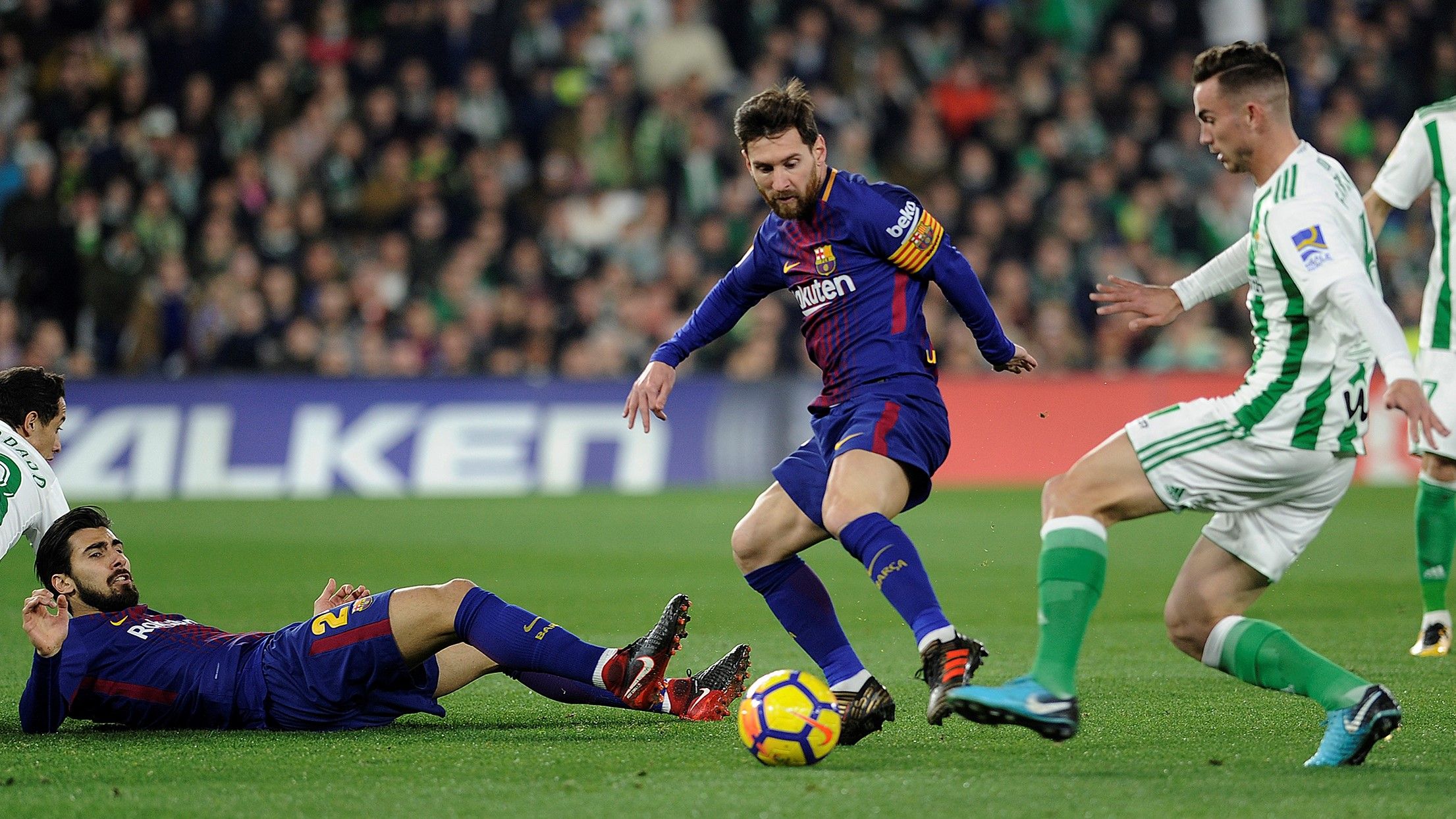 Lionel Messi Sergio Busquets Fabian Ruiz Betis Barcelona LaLiga 21012018