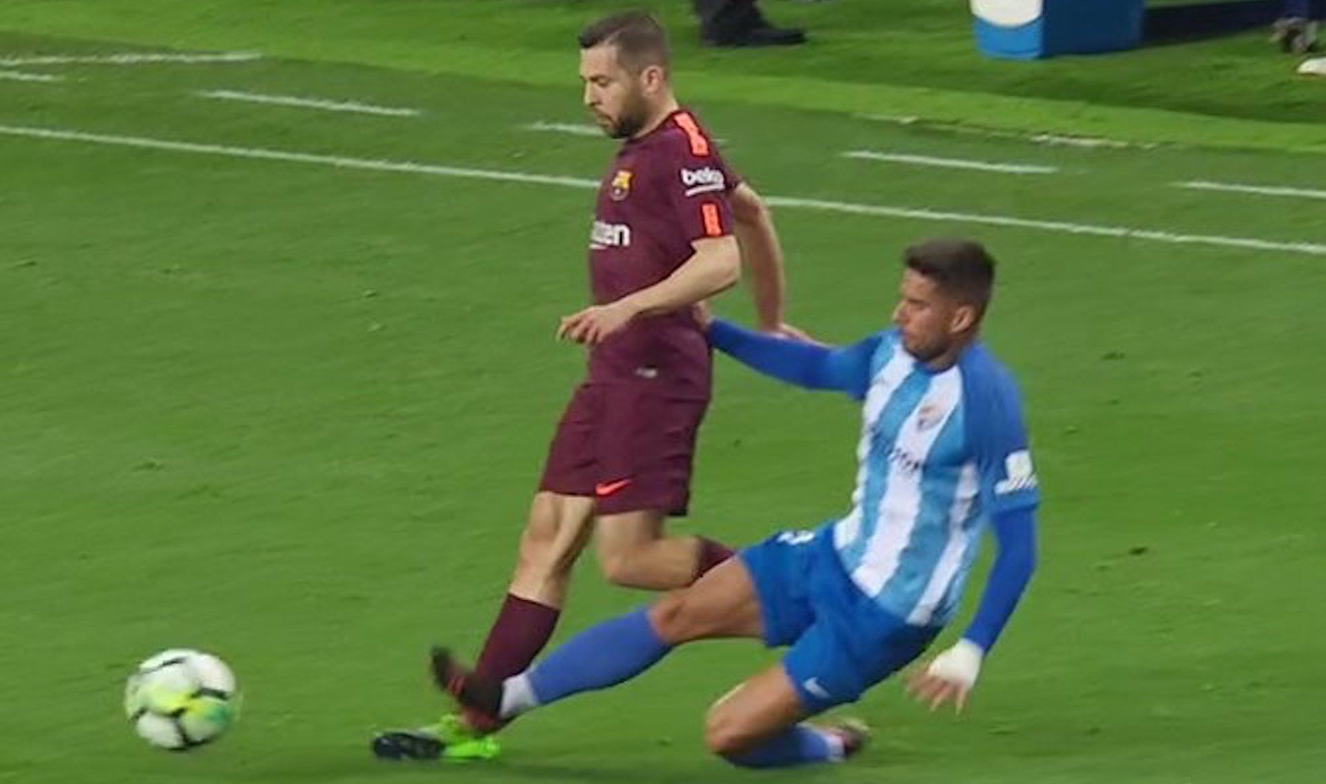Jordi Alba entrada en el Malaga Barcelona