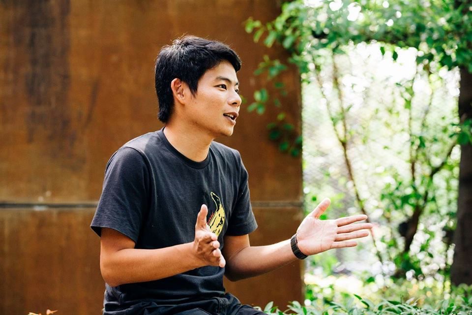 GIVE A SHOUT: เหงื่อ/ไอดอล/ฟุตบอล/น้ำตา -ไพรัช คุ้มวัน ผกก. MV 'วันแรก'