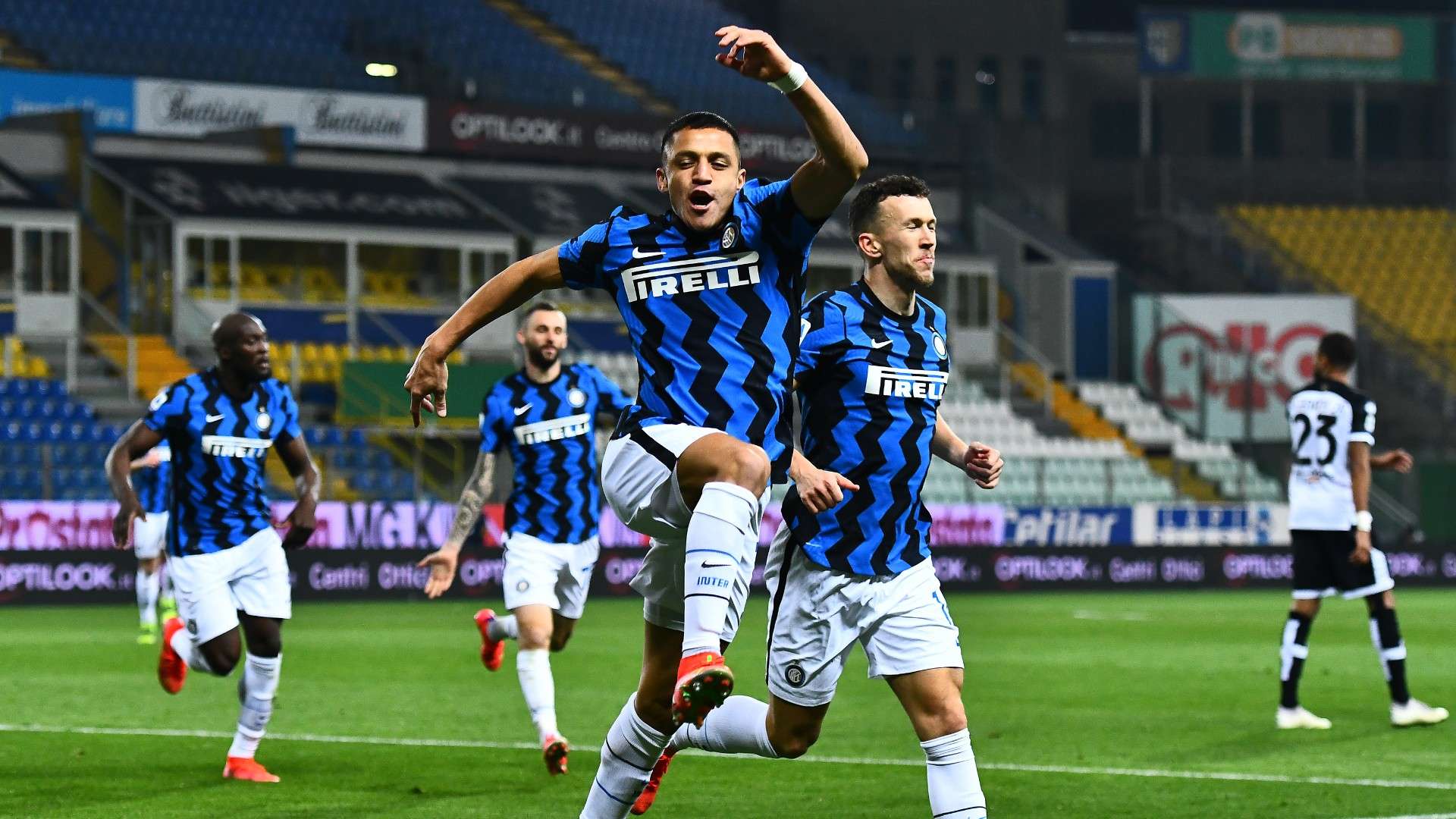 Alexis Sanchez Inter celebrating Parma
