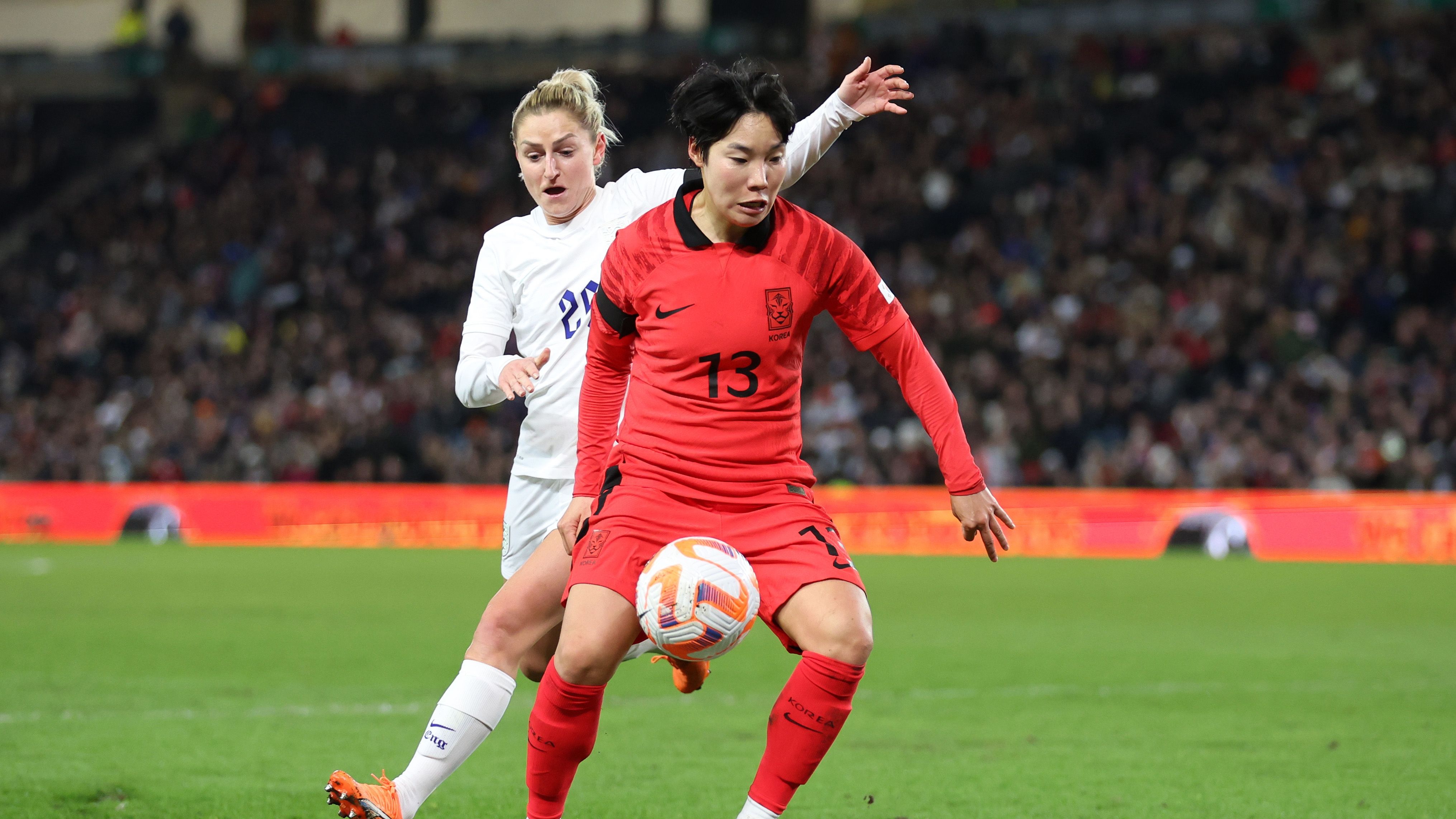 Laura Coombs of England of Lee Geum-min of Korea Republic 