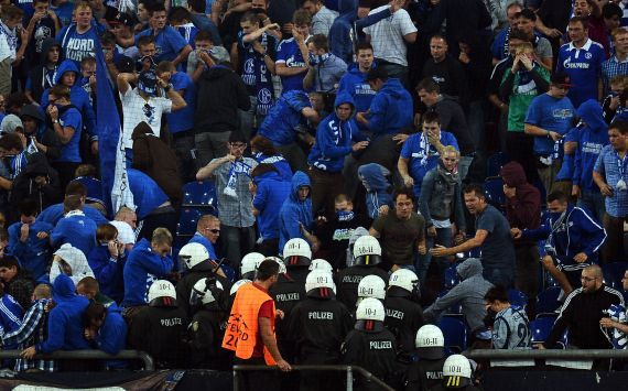 Polizeieinsatz im Schalke-Block, Schalke 04 vs PAOK Saloniki