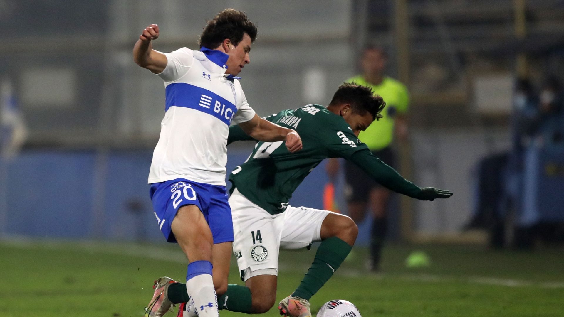 Gonzalo Tapia e Gustavo Scarpa em Universidad Católica x Palmeiras, oitavas da Libertadores, 14072021