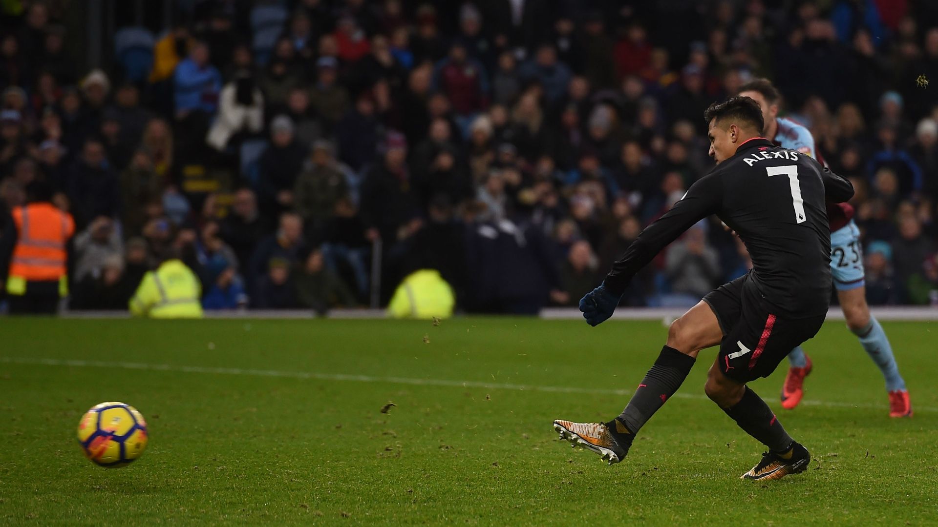 Alexis Sanchez Arsenal Burnley 26112017