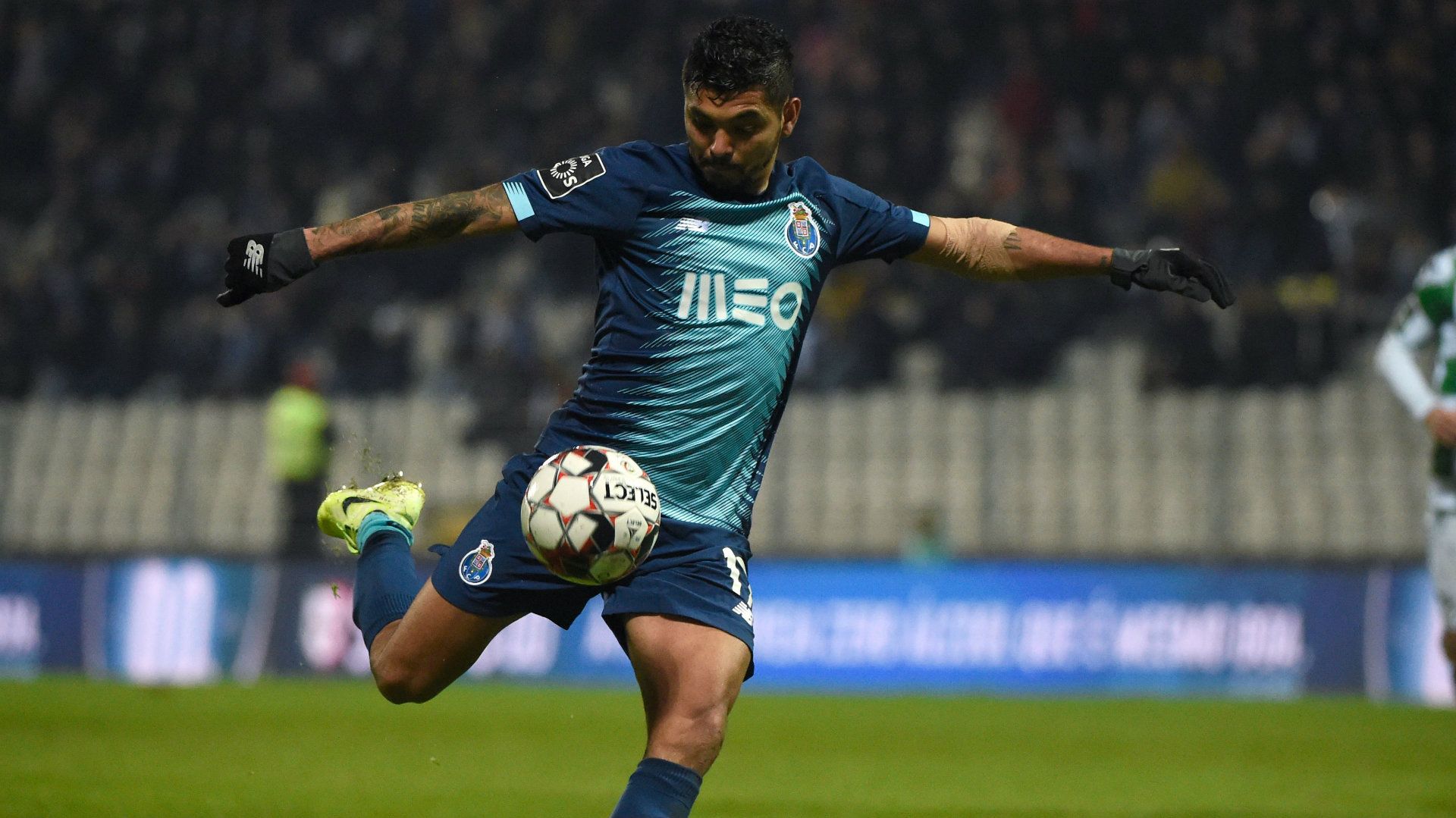 Tecatito Corona Porto 100120