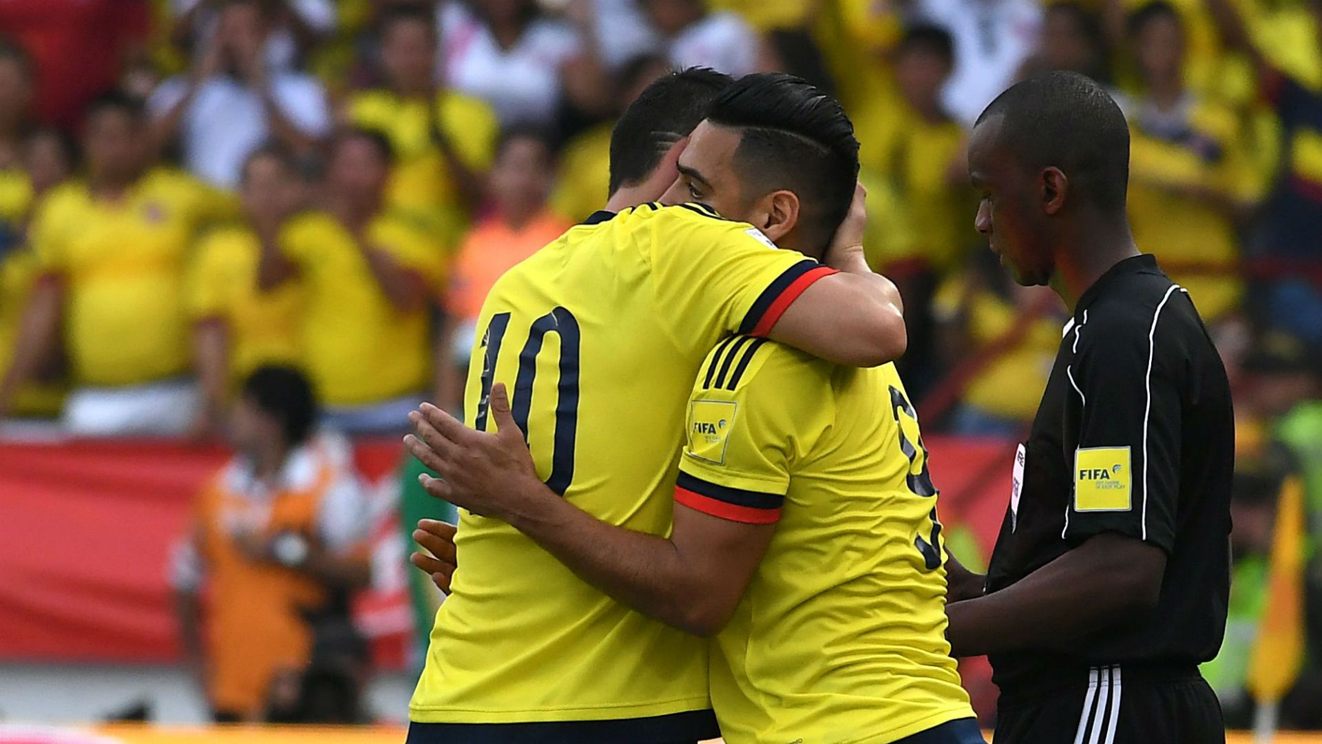 Abrazo falcao y James Colombia vs Chile Eliminatoria 10112016