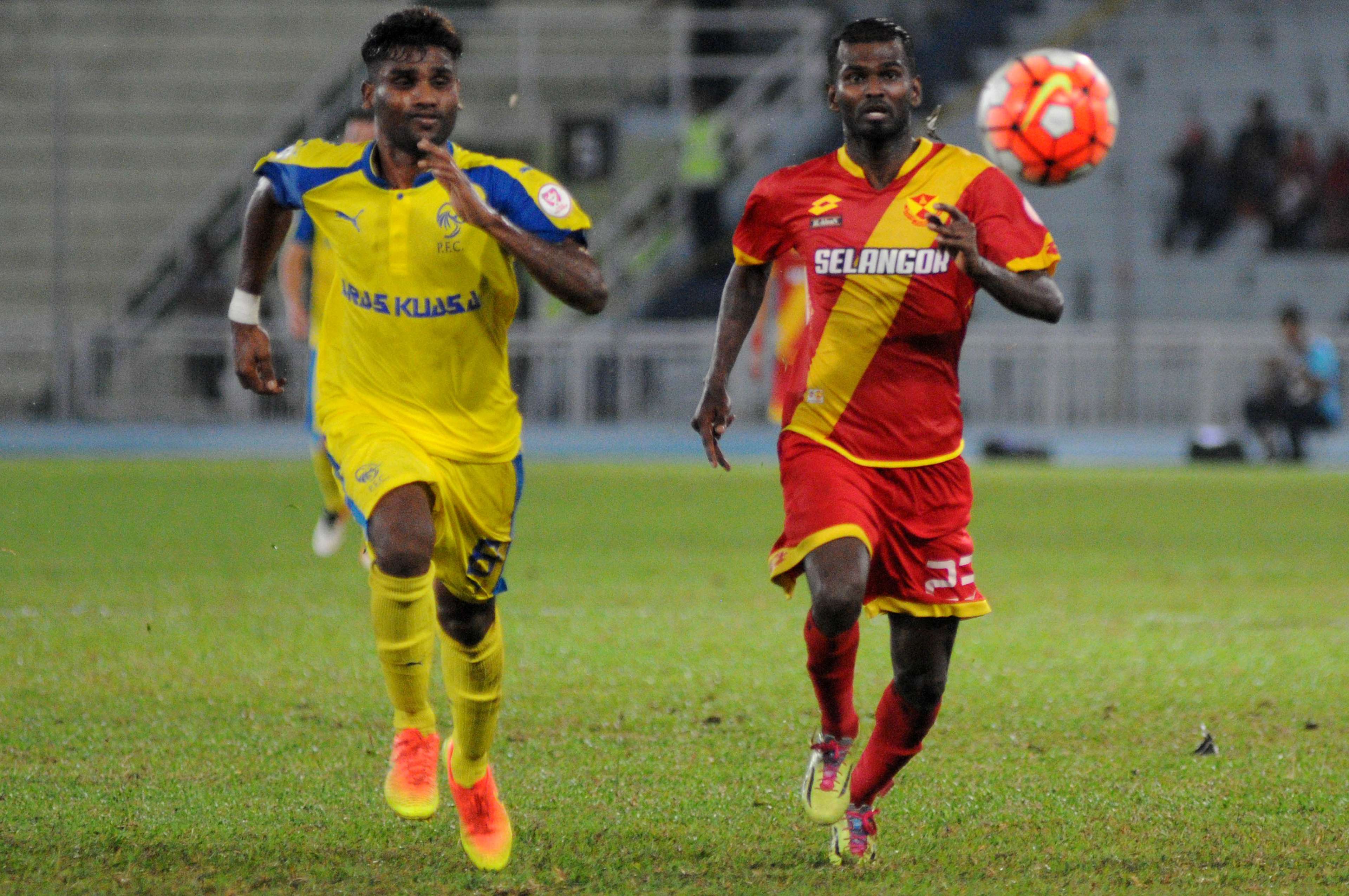 Pahang's D. Saarvindran (left) vies for the ball with Selangor's S. Veenod 30/7/2016