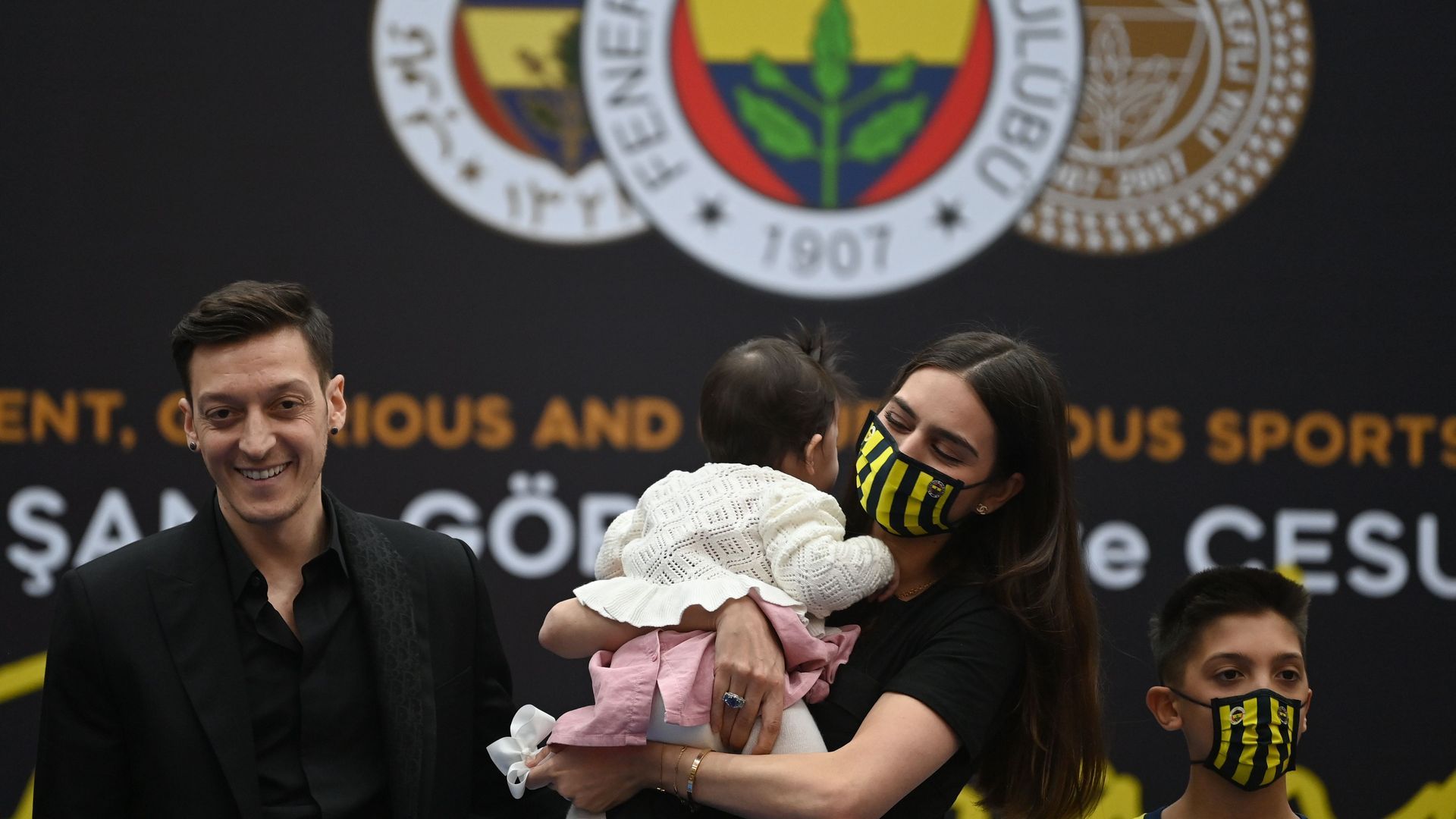 mesut ozil amine gulse