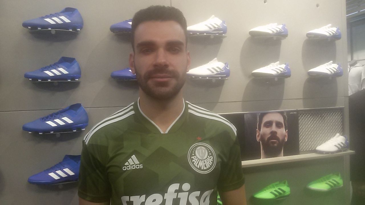 Bruno Henrique e a nova camisa do Palmeiras