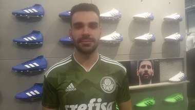 Bruno Henrique e a nova camisa do Palmeiras