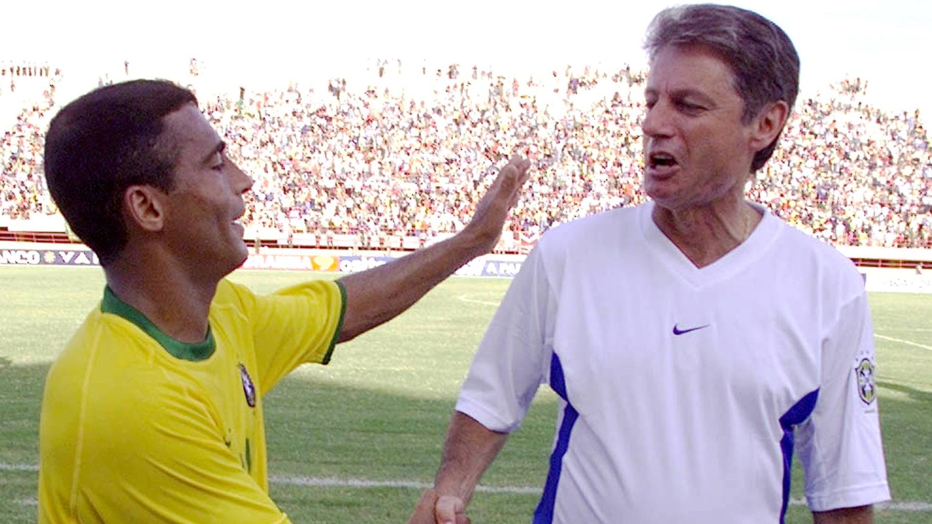 Romário e Candinho, técnico interino da seleção brasileira em 2000