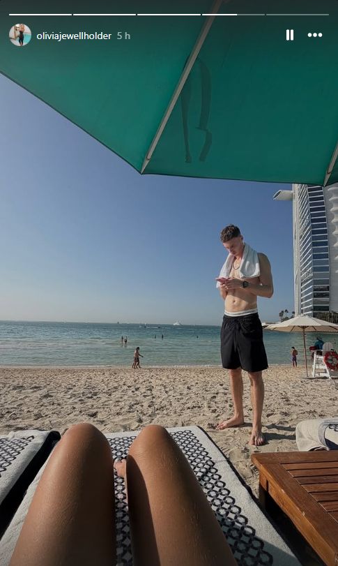 Oliva Holder & Cole Palmer relax in Dubai