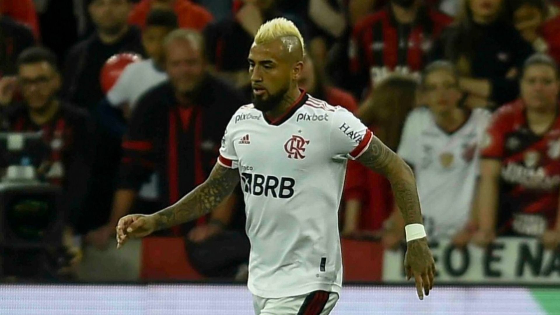 170822 Arturo Vidal Athletico Paranaense Flamengo