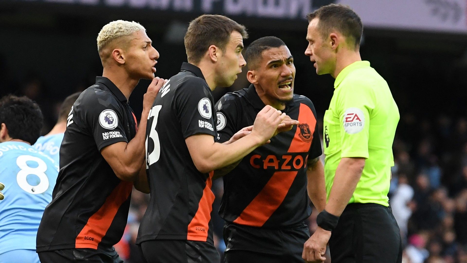 Everton Manchester City referee penalty VAR