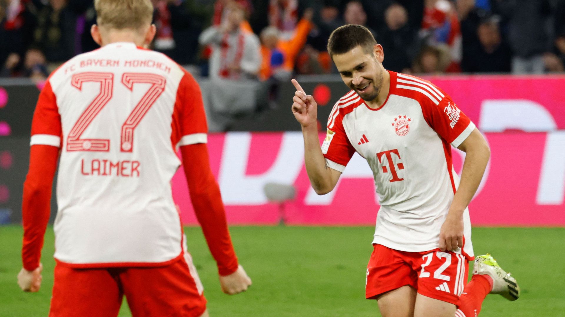 RAPHAEL GUERREIRO BAYERN MÜNCHEN BUNDESLIGA 11112023