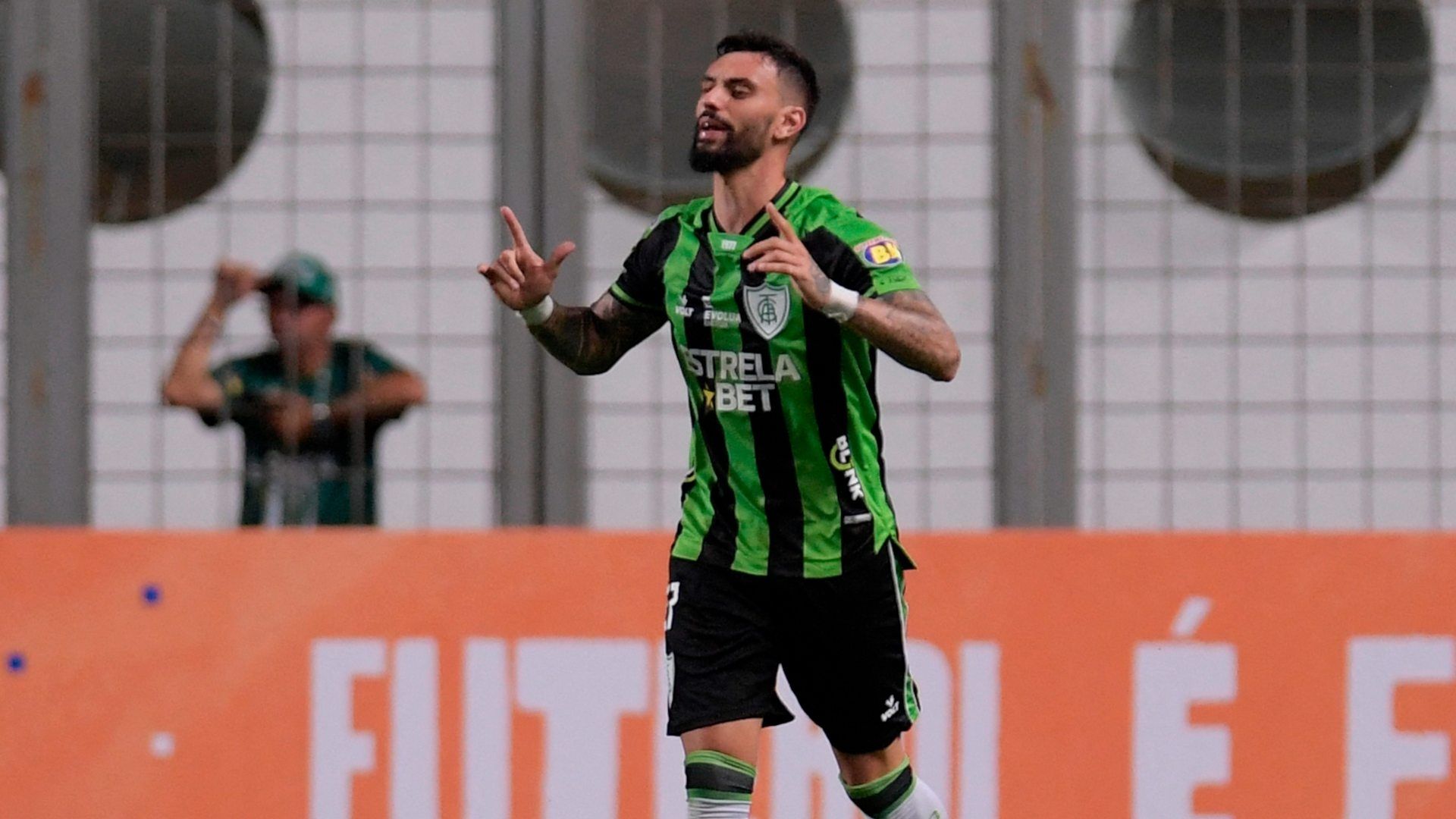 Gonzalo Mastriani, do América-MG, comemora gol contra o Peñarol na Sul-Americana 2023