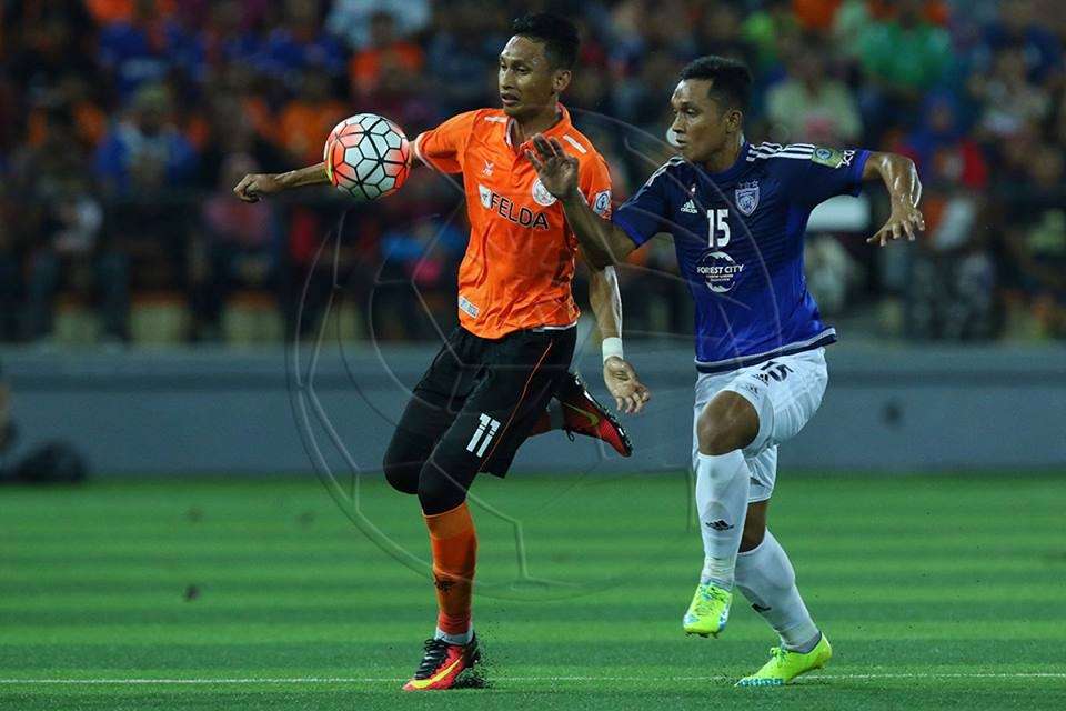 Syamim Yahya (left) vies with Johor Darul Ta'zim's Fazley Mazlan for the ball 2016