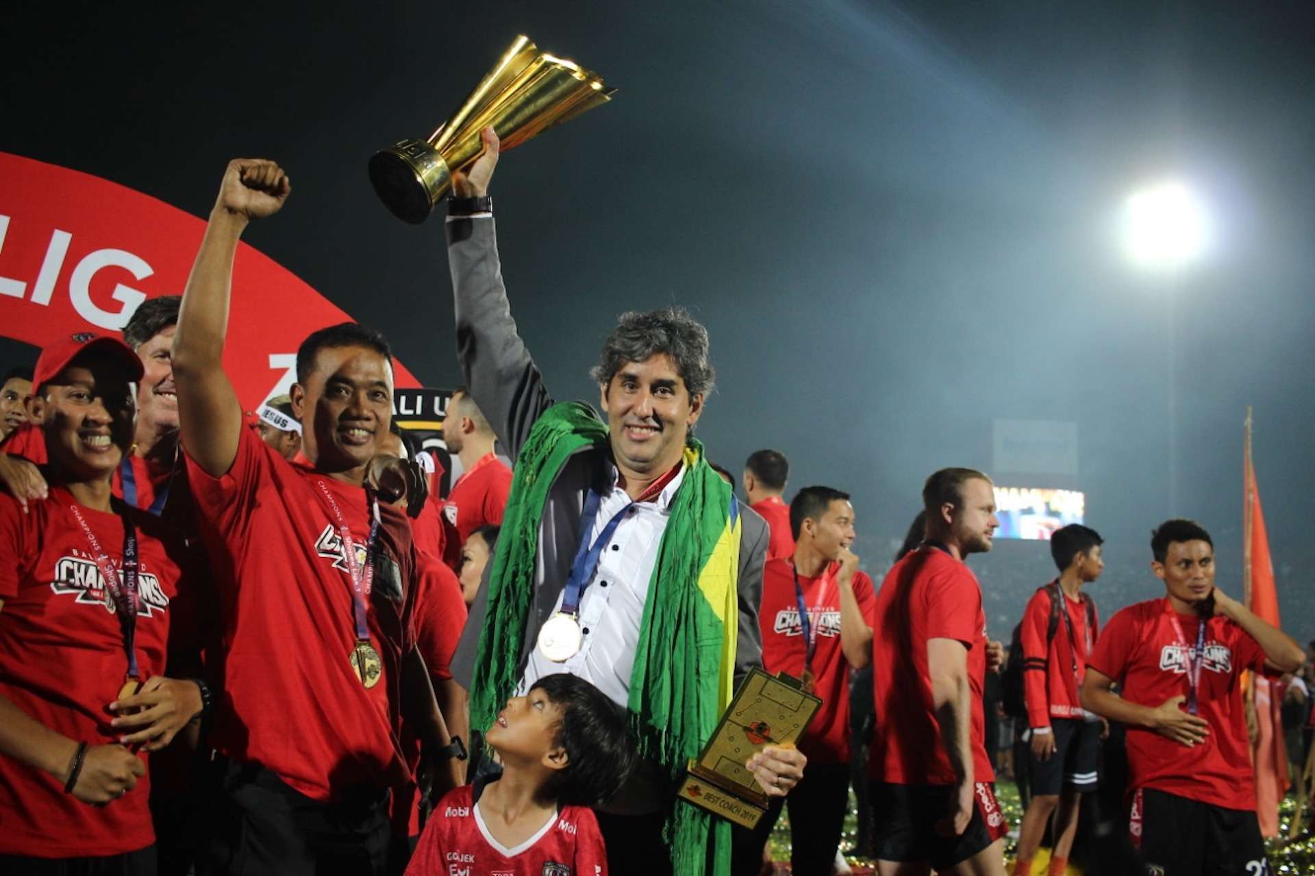 Stefano Cugurra - Pelatih Terbaik