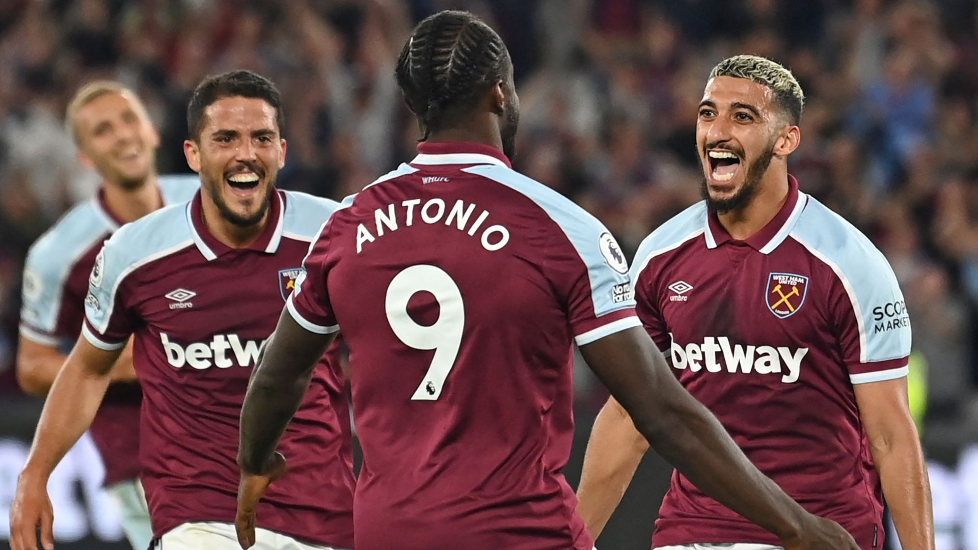 West Ham celebrate Said Benrahma goal vs Leicester City 2021-22