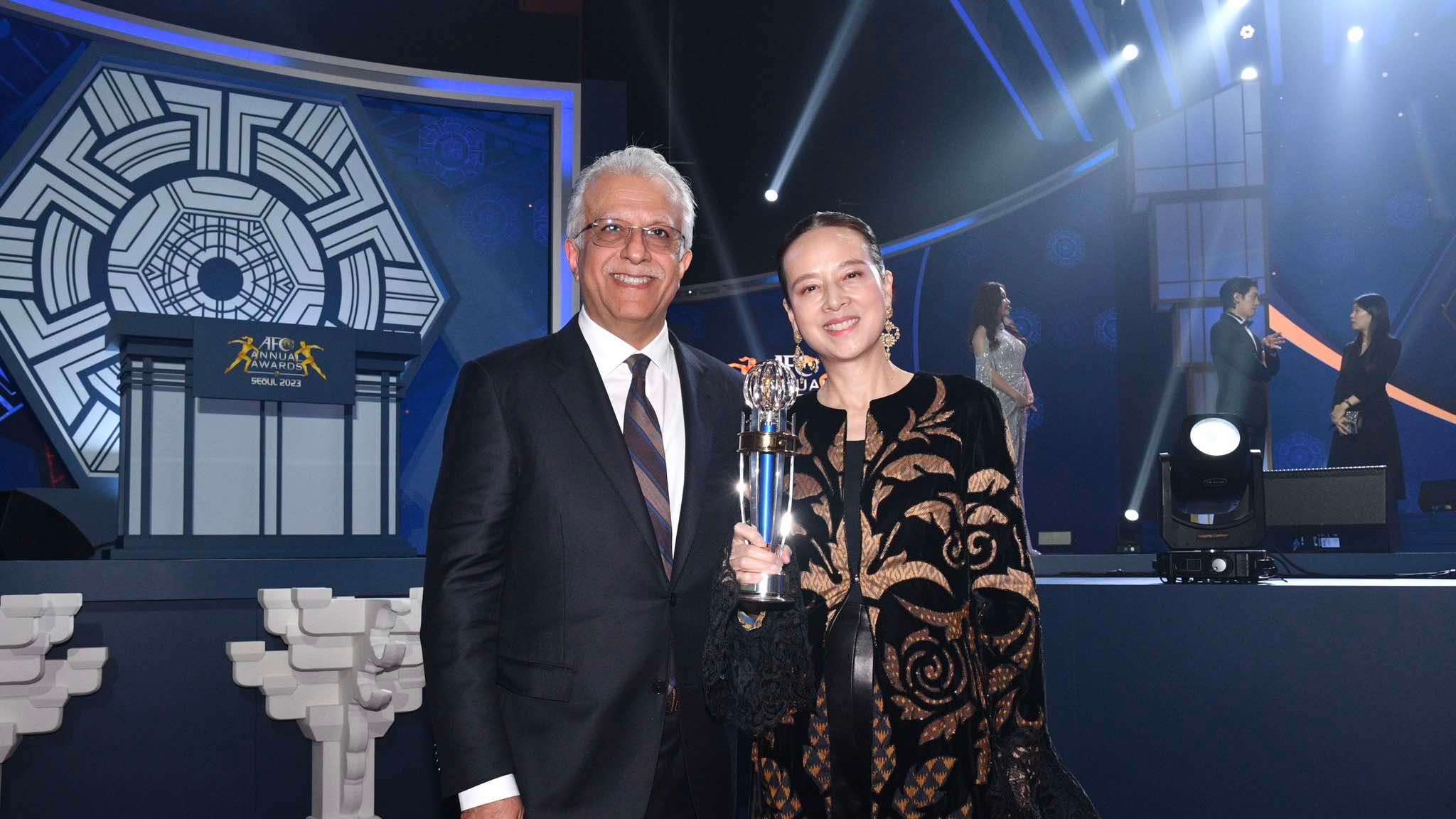 นวลพรรณ ล่ำซำ