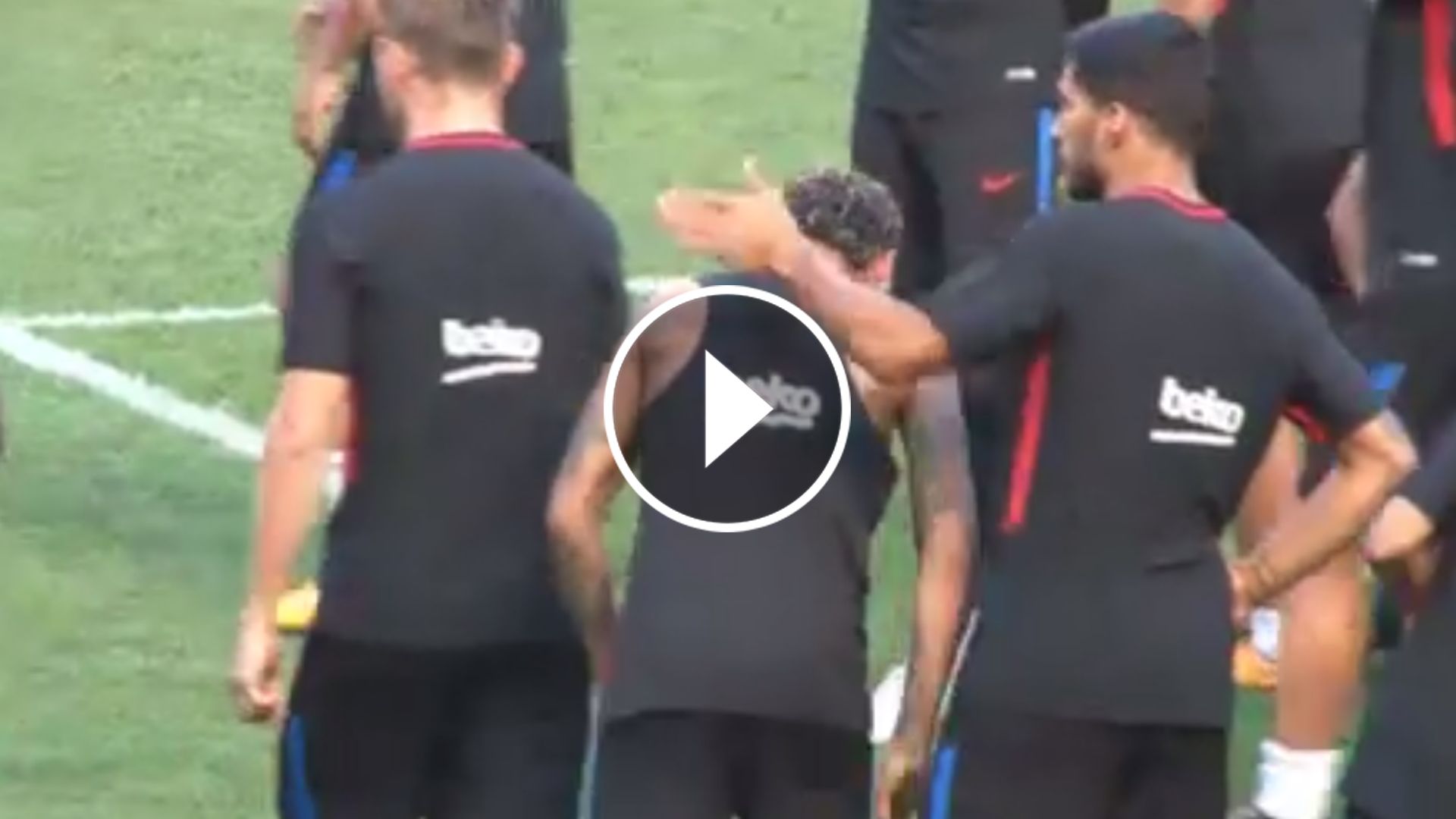 VÍDEO: Suárez da un 'toque' a Neymar