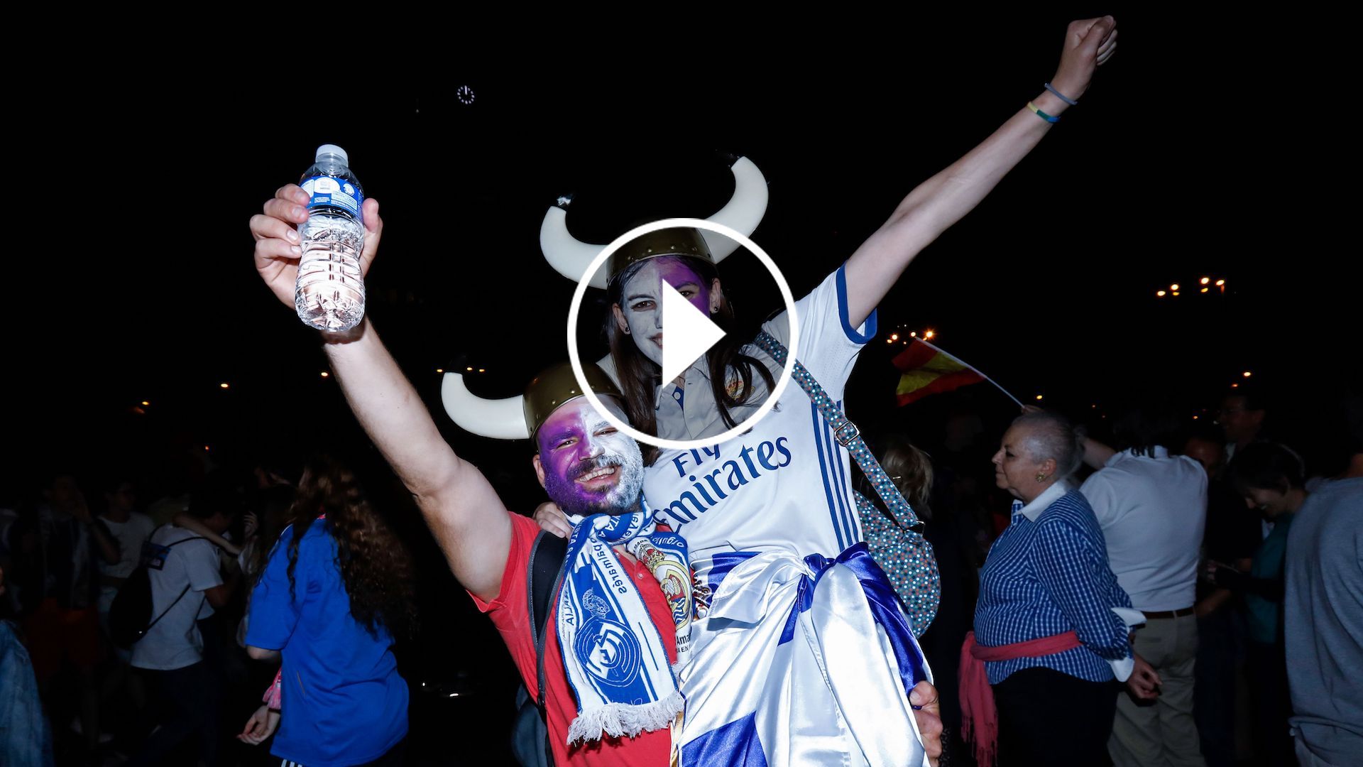 Aficionados del Real Madrid en Cibeles