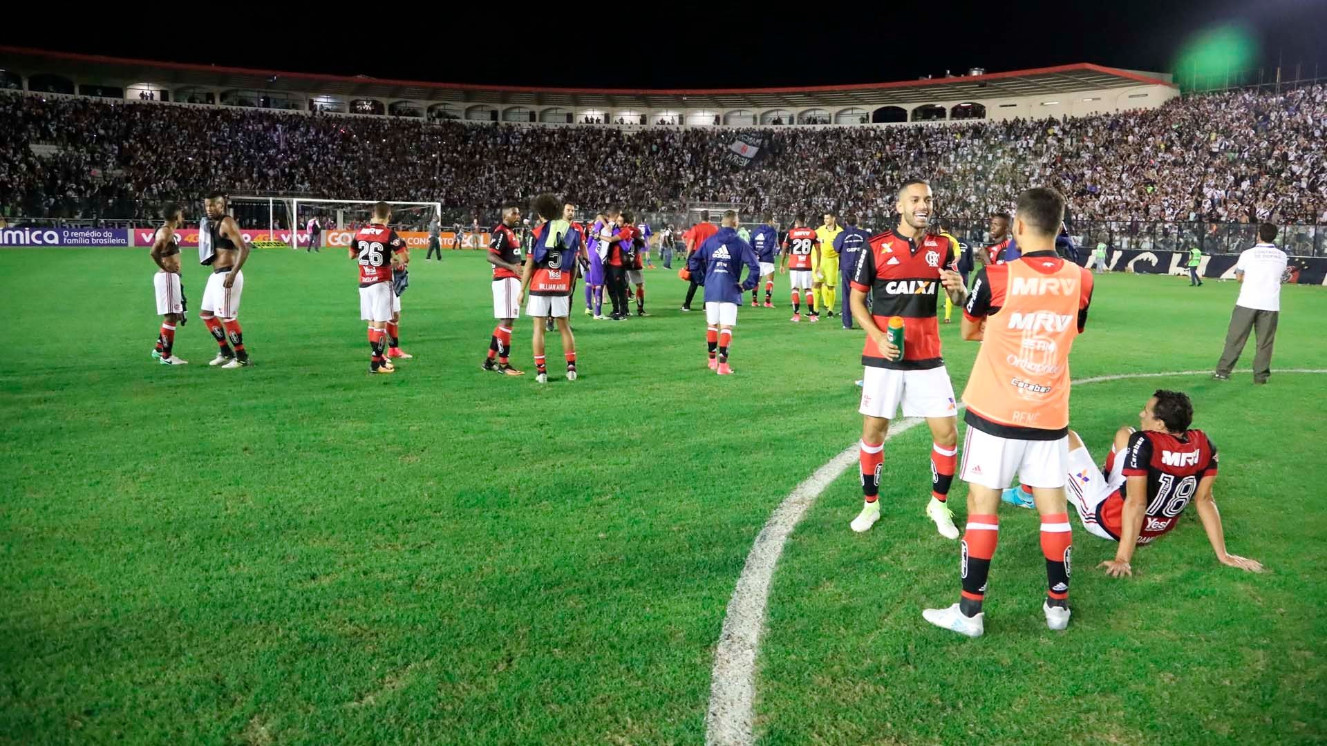 Jogadores impedidos de sair campo Flamengo x Vasco São Januário Brasileirão 08 07 17