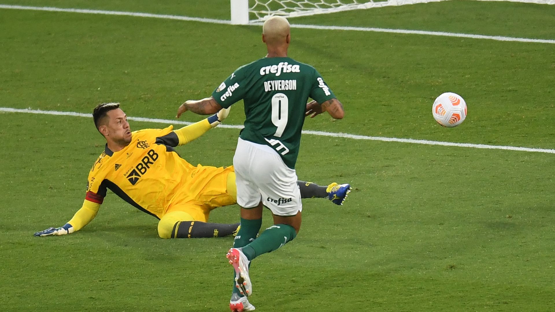 Deyverson chuta para marcar, Palmeiras x Flamengo, final da Copa Libertadores, 27112021