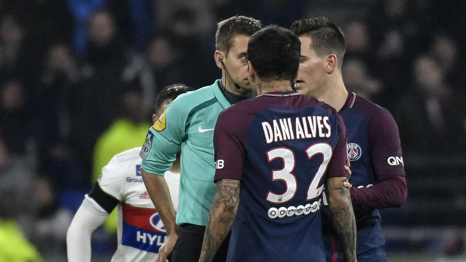 Dani Alves Clement Turpin Lyon PSG Ligue 1 21012018