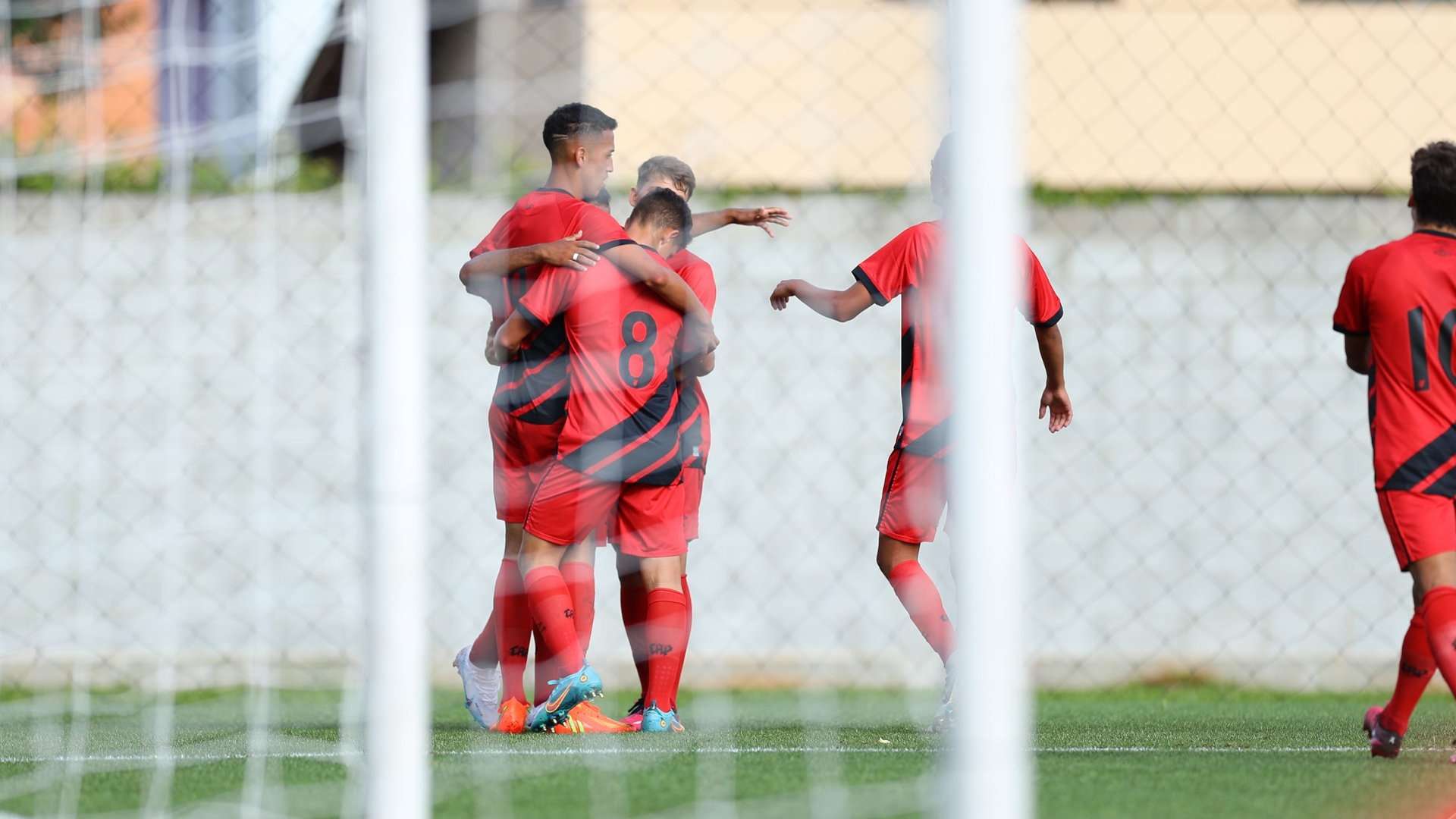 Jogadores do Athletico sub-17 comemoram gol na Copa do Brasil sub-17 2023