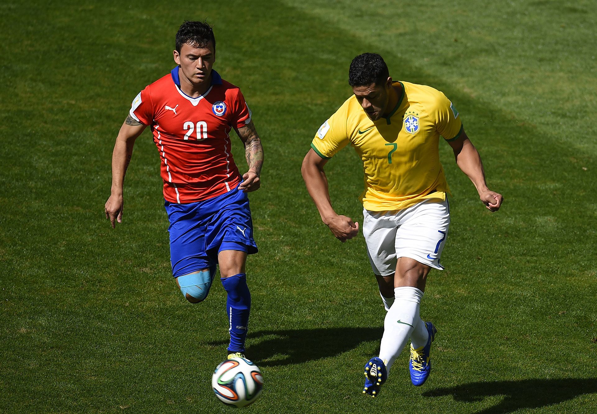 Hulk Brazil Charles Aranguiz Chile 2014 World Cup Last 16 06282014