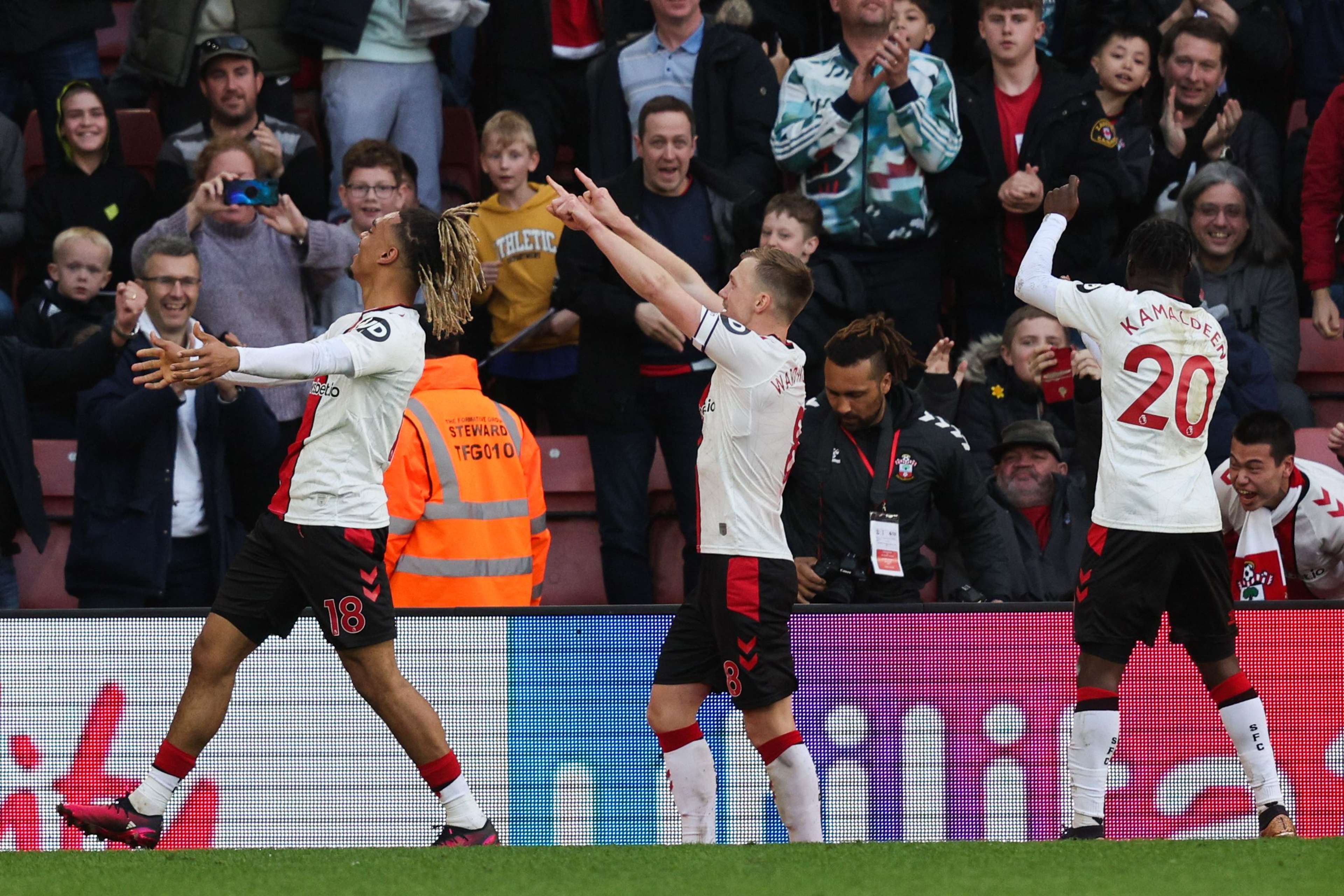 Southampton celebrate vs Tottenham 2022-23