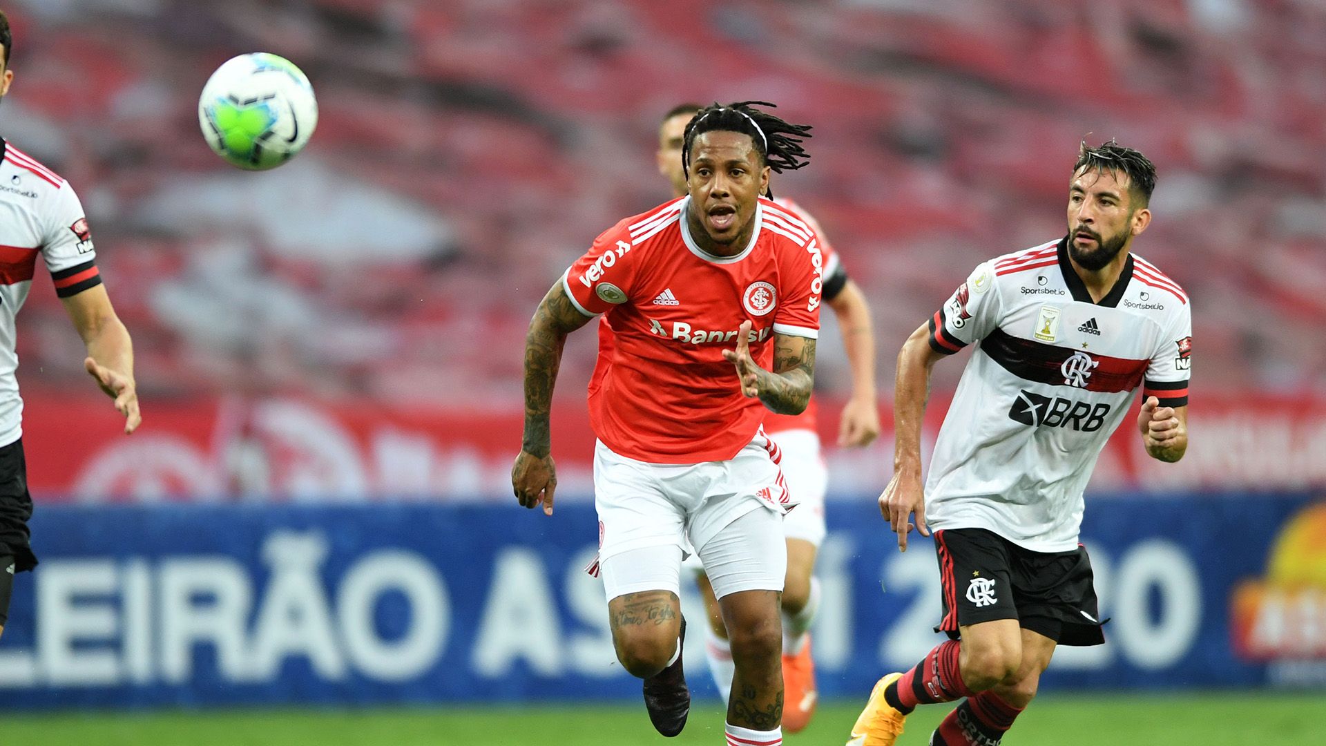 Abel Hernández e Mauricio Isla Internacional Flamengo Brasileirão 25102020