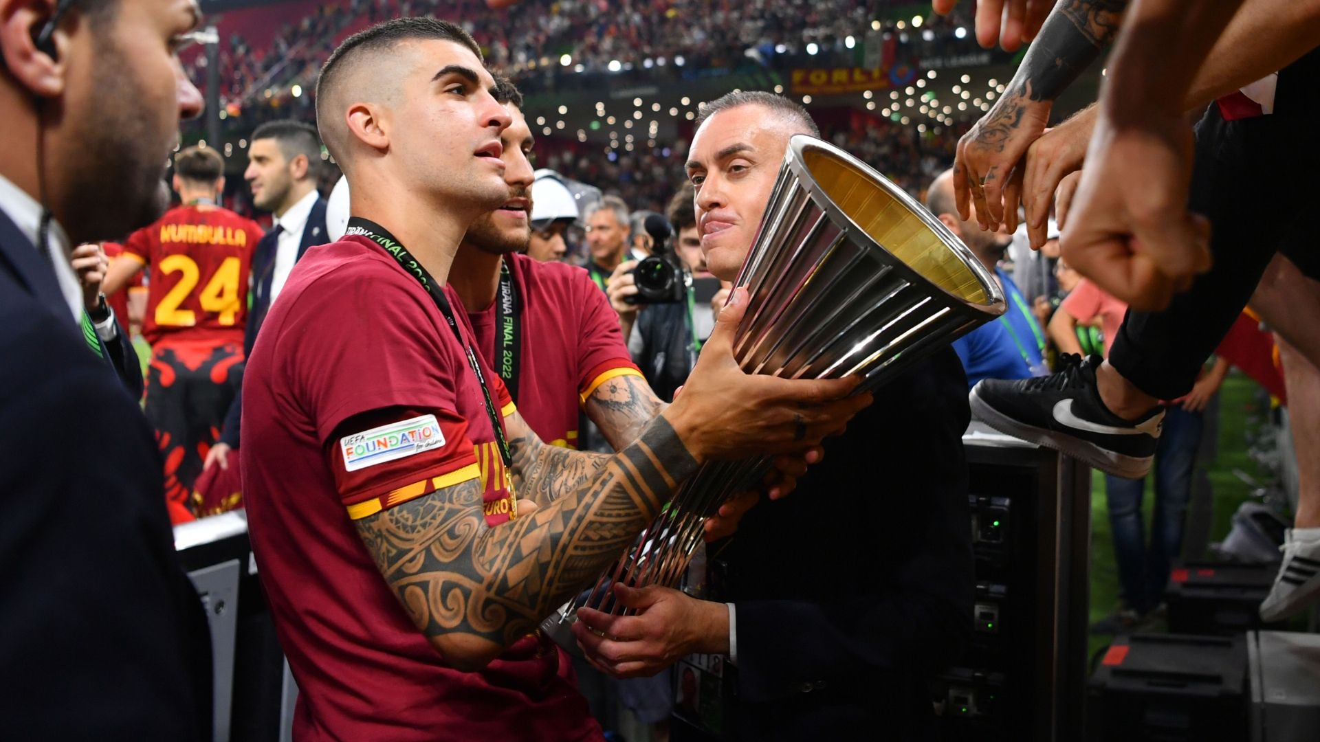 Mancini Roma Conference League celebrating